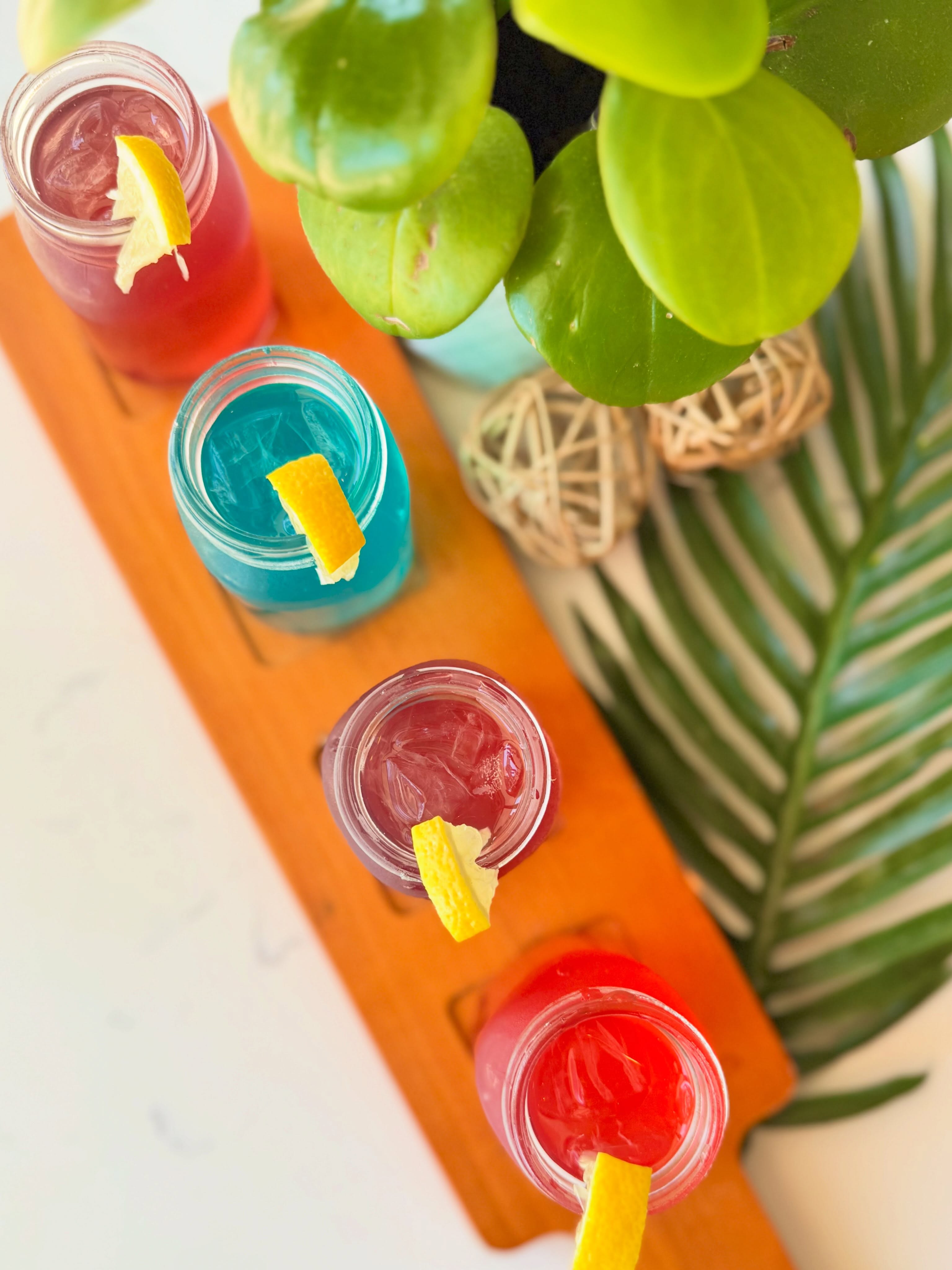 Happy Friday!! Our AC is back up and running! ❄️ Come beat the heat with our ice-cold drinks. And yes… if you’re the kind of person who orders a hot coffee during a heat warning we have those too 😉 Thank you for your patience yesterday and hope to see you all over the weekend! 💛
•
•
•
•
#mimosaflight #lemonade #durhamtourism #cafe #ajax