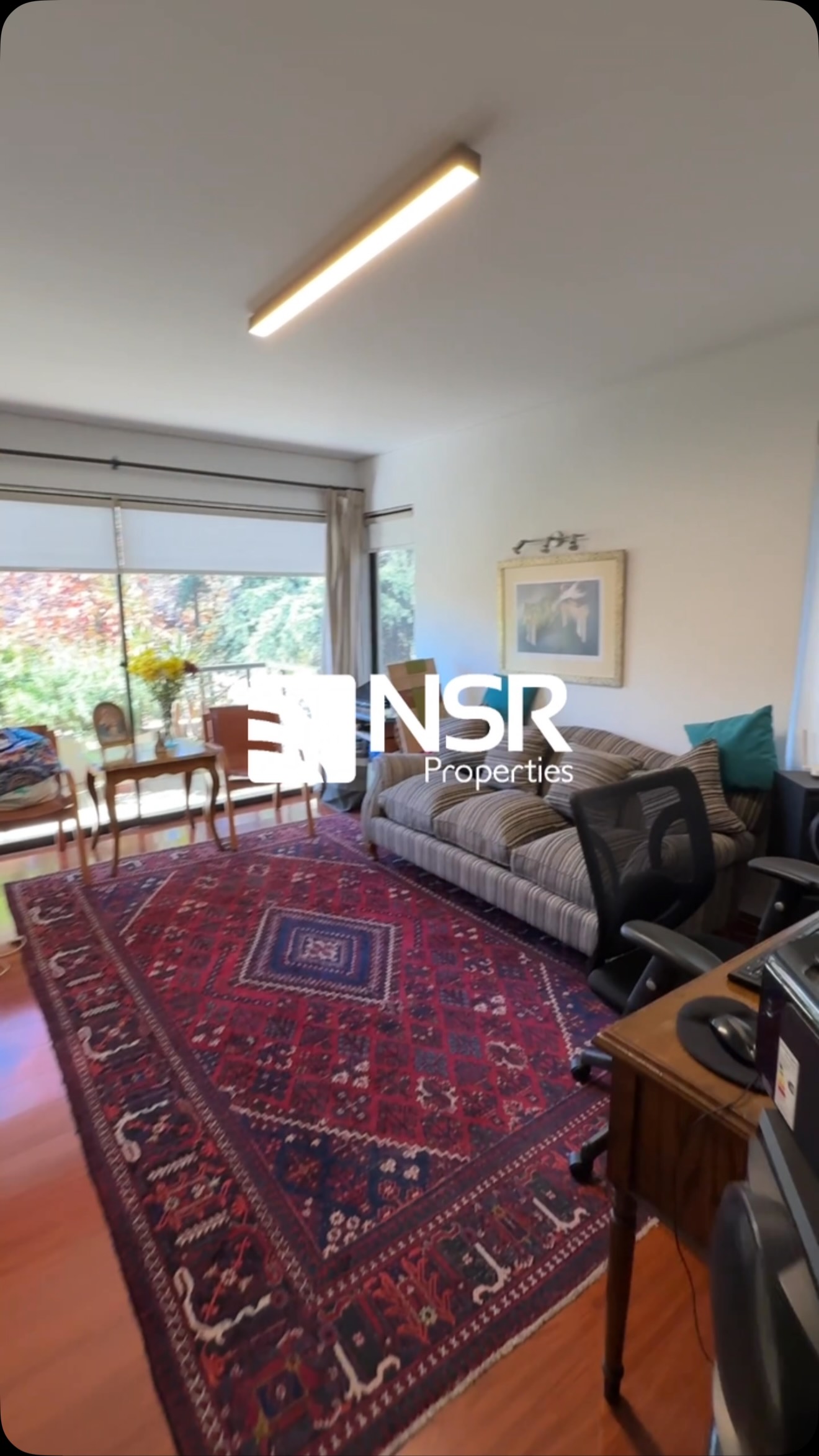 Hay dúplex que se ven amplios, y hay dúplex como este, donde cada ambiente respira luz
propia gracias a sus tres orientaciones. 🎉 Espoz, Manquehue Norte, Vitacura. 206 m² útiles +
58 m² de terrazas. 5 dormitorios, 4 baños, pieza y baño de servicio. 2 estacionamientos y
bodega. A pasos de colegios como La Maisonnette, Bradford y Saint George, y a minutos de
Clínica Alemana. 🎉 UF 19.400. ¿Quieres conocerlo? Cuéntanos en los comentarios y te
enviamos el video completo de la visita. #NSRProperties #Santiago #VentaPropiedades
#Vitacura #Duplex
