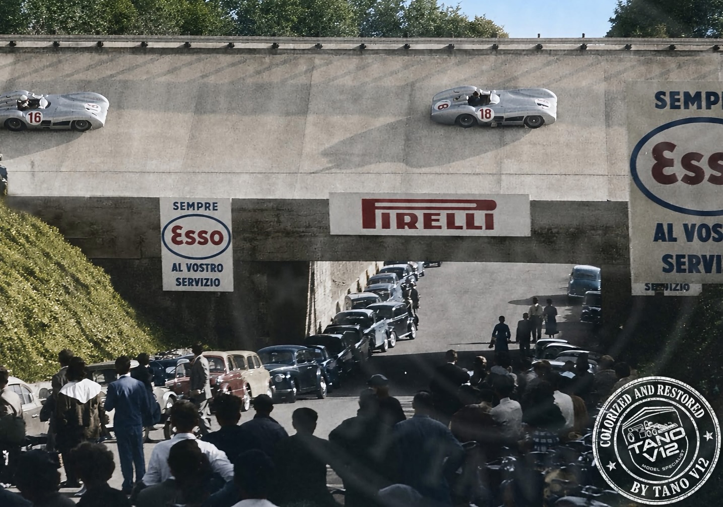 Monza ‘55 🏁
De Grote Prijs van Italië in 1955 werd gewonnen door Juan Manuel Fangio in de Mercedes W196. Niet enkel Fangio maar ook Sir Stirling Moss is te zien op deze foto, hij klokte de snelste ronde.
Deze helden waren niet enkel goede vrienden met een gedeelde passie voor snelheid, ze hielden ook van elegantie. Dat was te zien aan hun outfits, beiden gekleed in Suixtil achter het stuur van hun racewagens.
3 maanden na het drama op Le Mans was dit ook de laatste GP voor Mercedes-Benz die nadien 55 jaar weg bleef uit de F1 als constructeur.
Geniet van deze historische foto’s en schrijf een nieuw hoofdstuk van deze geschiedenis met onze Suixtil kledij. Kom passen in onze winkel te Geel of bekijk het gamma op onze Pilota webshop 🏁
#pilota #pilotageel #suixtil #juanmanuelfangio #sirstirlingmoss