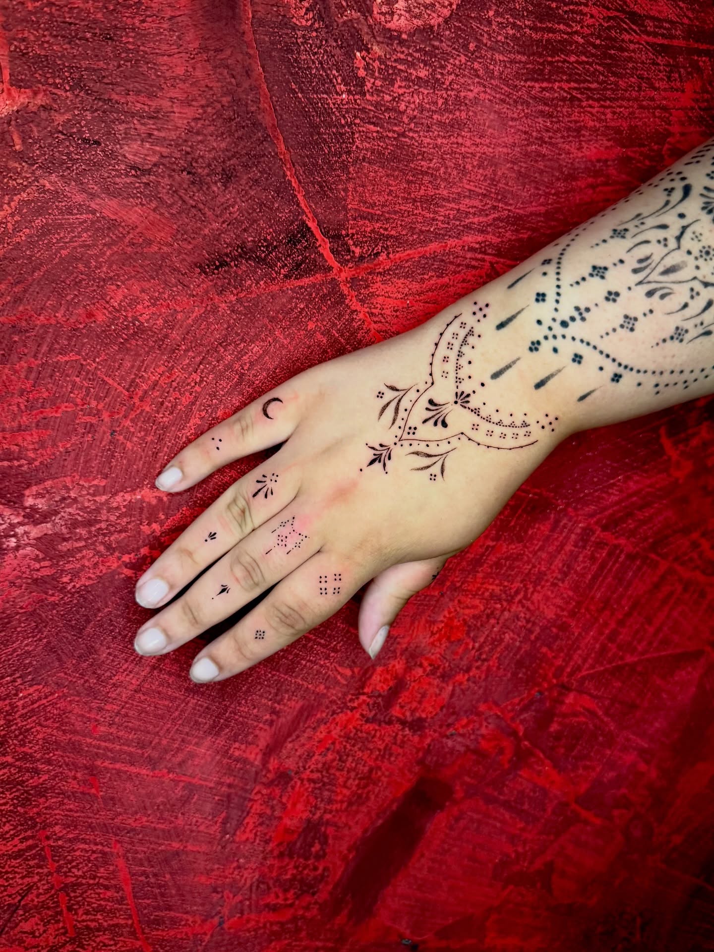 what delicate and elegant hand tattoos by @catenailaria ✨
#handtattoos #fingertattoos #tottenhamcourtroad #sixtyink #tattoo