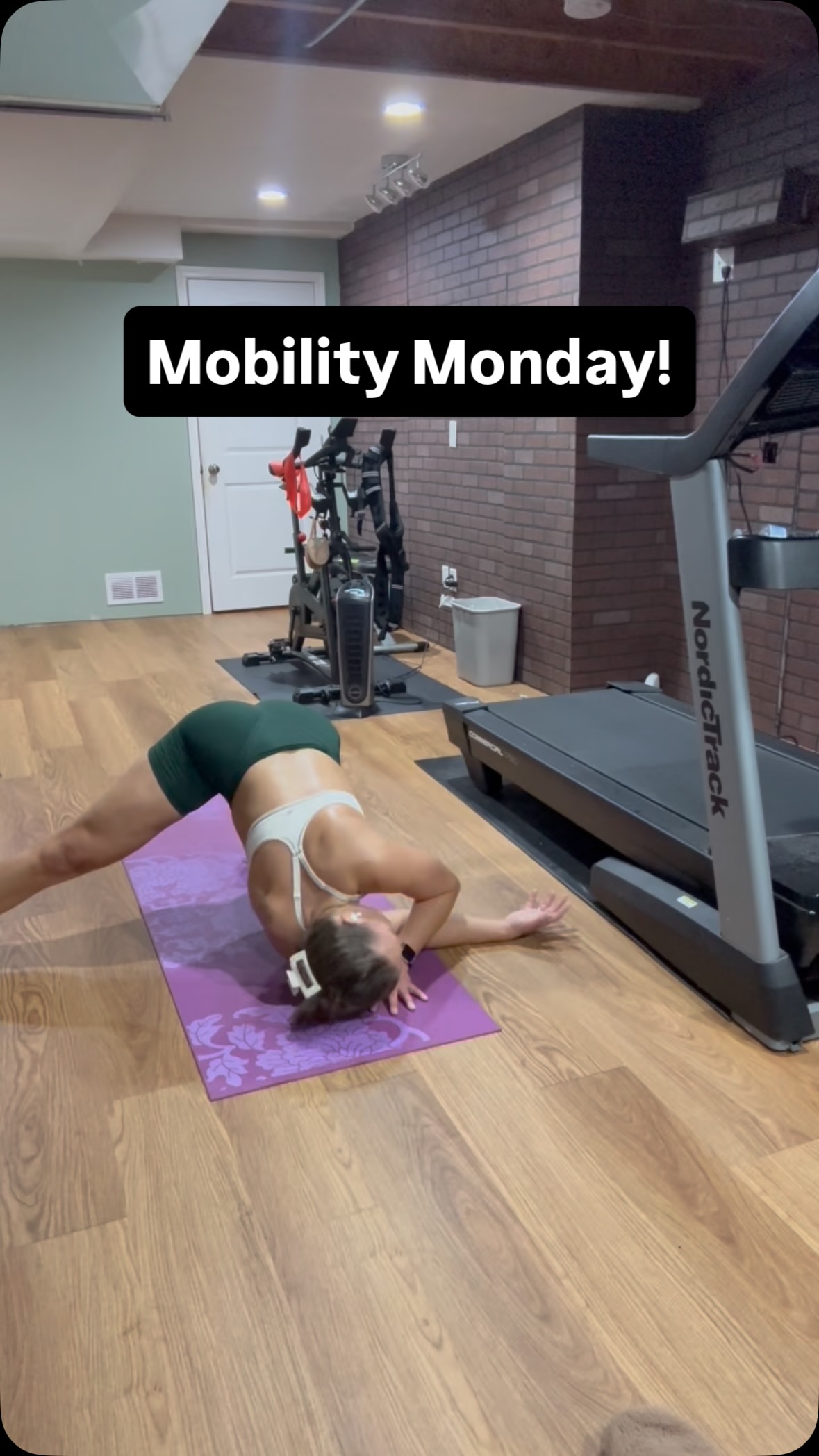 My secret sauce đđĽ
Before I train⌠I move.
Before I sit all day⌠I move.
Before I ask my body to perform⌠I prepare it.
This full-body mobility flow helps increase circulation, wake up my joints, raise my heart rate, and get my body ready for whatever the day brings. Use it as warm up or on your ârest daysâ to incorporate a little movement.
Feeling better doesnât always have to be another supplement, or training harder, it can just be simple movement.
#mobility #letthegoodtimesroll #bodytempering #recovery #flexibility