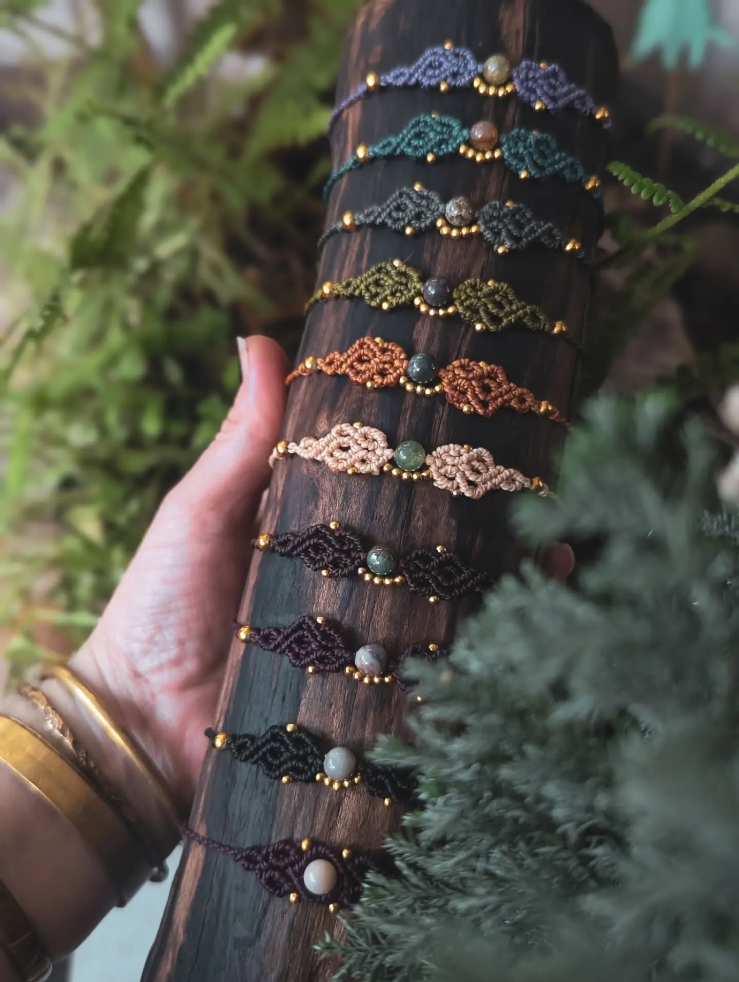 Sind diese Makramee Armbänder mit Indischen Achat Perlen nicht einfach zauberhaft? 🤩✨
Ich bin schon sooo voller Vorfreude 🤗 Endspurt der Vorbereitungen auf den Kunsthandwerksmarkt am 10-12 Juli in Schörfling am Attersee ☀️☺️.
Auch heute wird wieder fleißig geknüpft ☺️seit gespannt was noch alles kommt. ✨🤗
Welche Farbe ist dein Favorit?
Kommt gut in die neue Woche ✨
herzliche Grüße Katharina 🫂☀️🤗