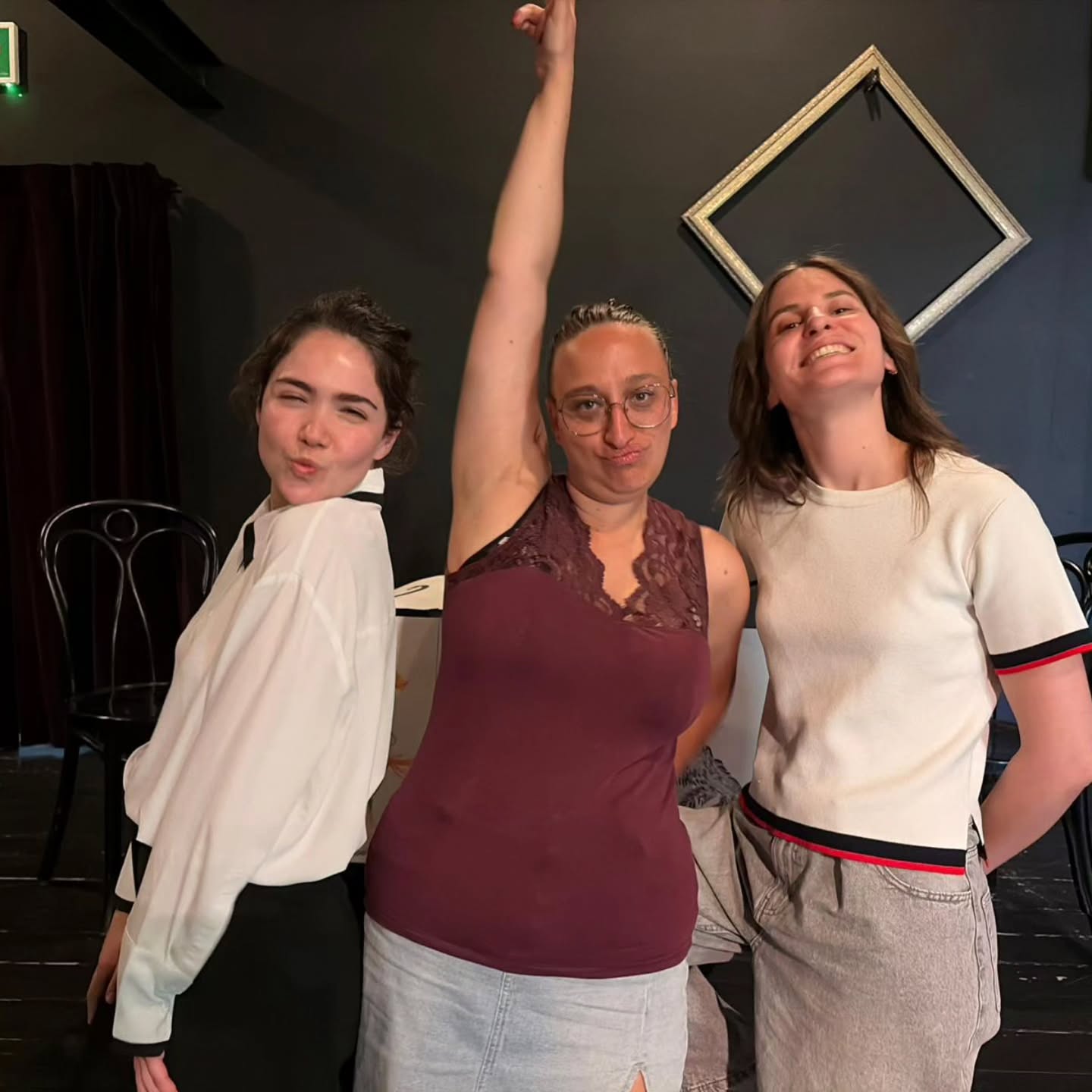 🎭 Des petites photos en vrac de notre résidence au Luxembourg ☀️
Ne loupez pas la dernière photo qui est vraiment drôle et représentative de nos personnalités 😛
MONSTRE-MOI est à retrouver au Festival d'Avignon à @loriflamme.avignon du 4 au 25 juillet à 20h35 relâche les jeudis 🔥
#coulisses
#momentsdevie
#festivaldavignon #ciesoleilnoir