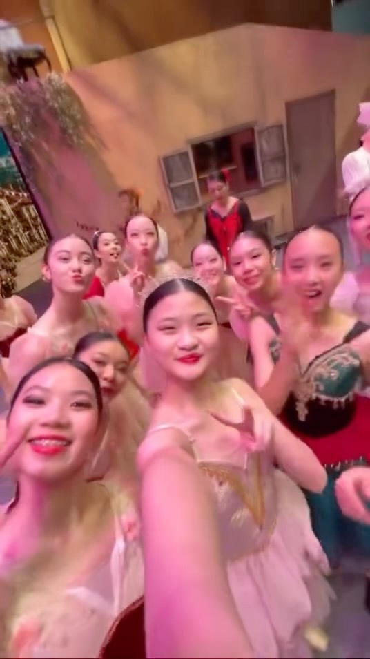 From the studio to the stage! 🤍
Our full time dancers created this transition to capture the journey of Coppélia🪆✨
Every hour of practice leading to this moment 💞