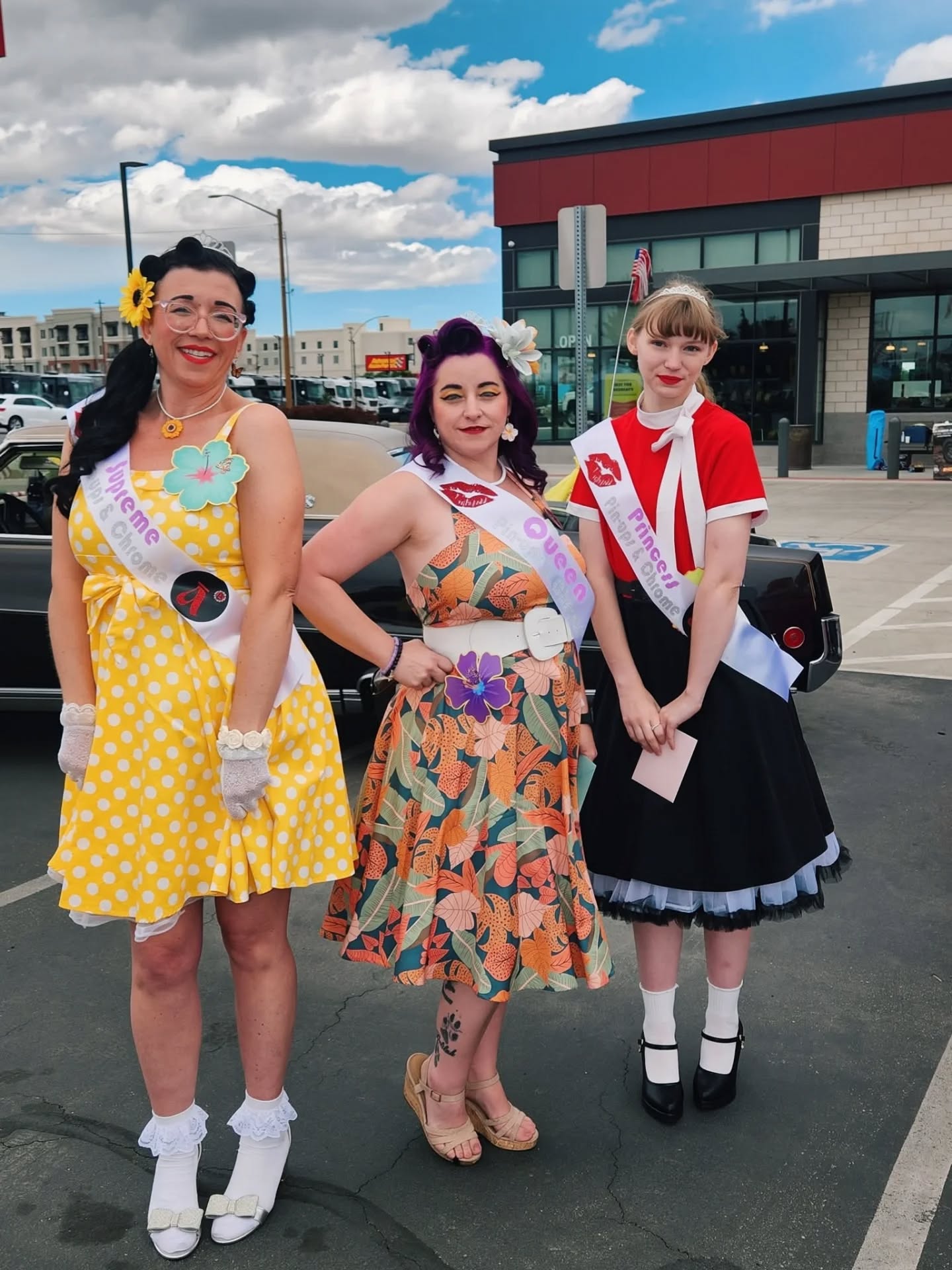Today's Pinups and Chrome pin-up contest (Sponsored by Ārow Vision Interiors) winners circle was 🔥🔥🔥!!!
Swipe>>>
1st pic: L to R: Pinups and Chrome Supreme, Miss Cherry Lips, Queen: Rosemarie Divine, and Princess , Miss Red! 💋
Thank you to our amazing judges! Wes Bobbieann and Dezeri, are awesome vendors who contributed to this show!!!