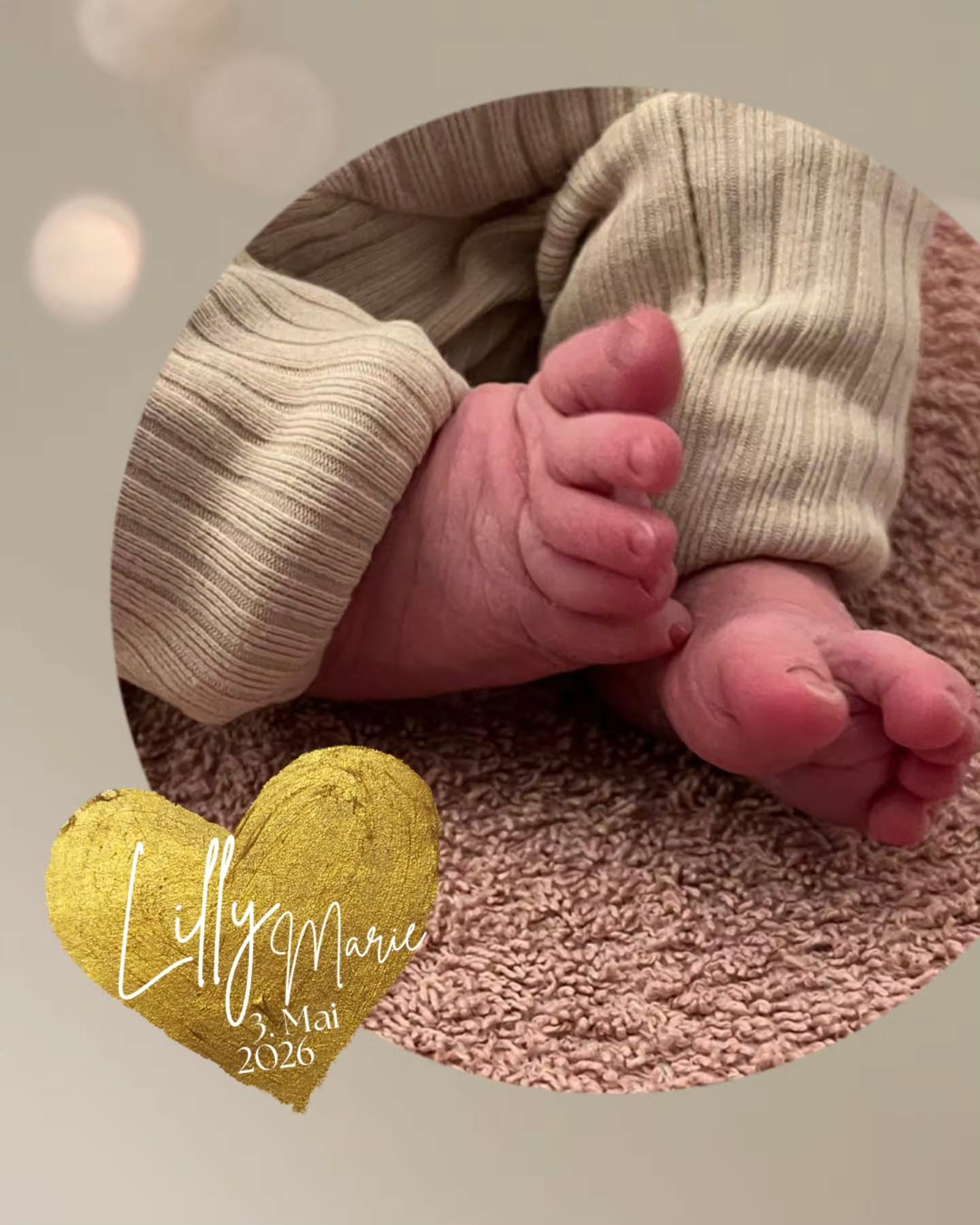 Liebe Lilly ✨️
nur ca 4% aller Kinder kommen genau an ihrem errechneten Termin auf die Welt und DU warst eines davon! Du hast dich auch nicht wie die meisten nachts auf den Weg gemacht, sondern am Nachmittag. Da deine Eltern wussten, dass du dir sicherlich nicht viel Zeit lassen wirst, haben Sie sich dann auch recht zügig auf den Weg gemacht, als die Wehen kräftiger wurden.
Uns Hebammen brauchtet ihr drei nicht viel, und wir durften einfach als stille Beobachter bei dieser schönen Wassergeburt zusehen. Dein erster Schrei kam sofort, nachdem du aus dem Wasser gehoben wurdest, ganz nach dem Motto: hier bin ich!
Wie schön, dass du geboren bist Lilly Marie 💛
#geburtshaus #außerklinischegeburt #wassergeburt #23