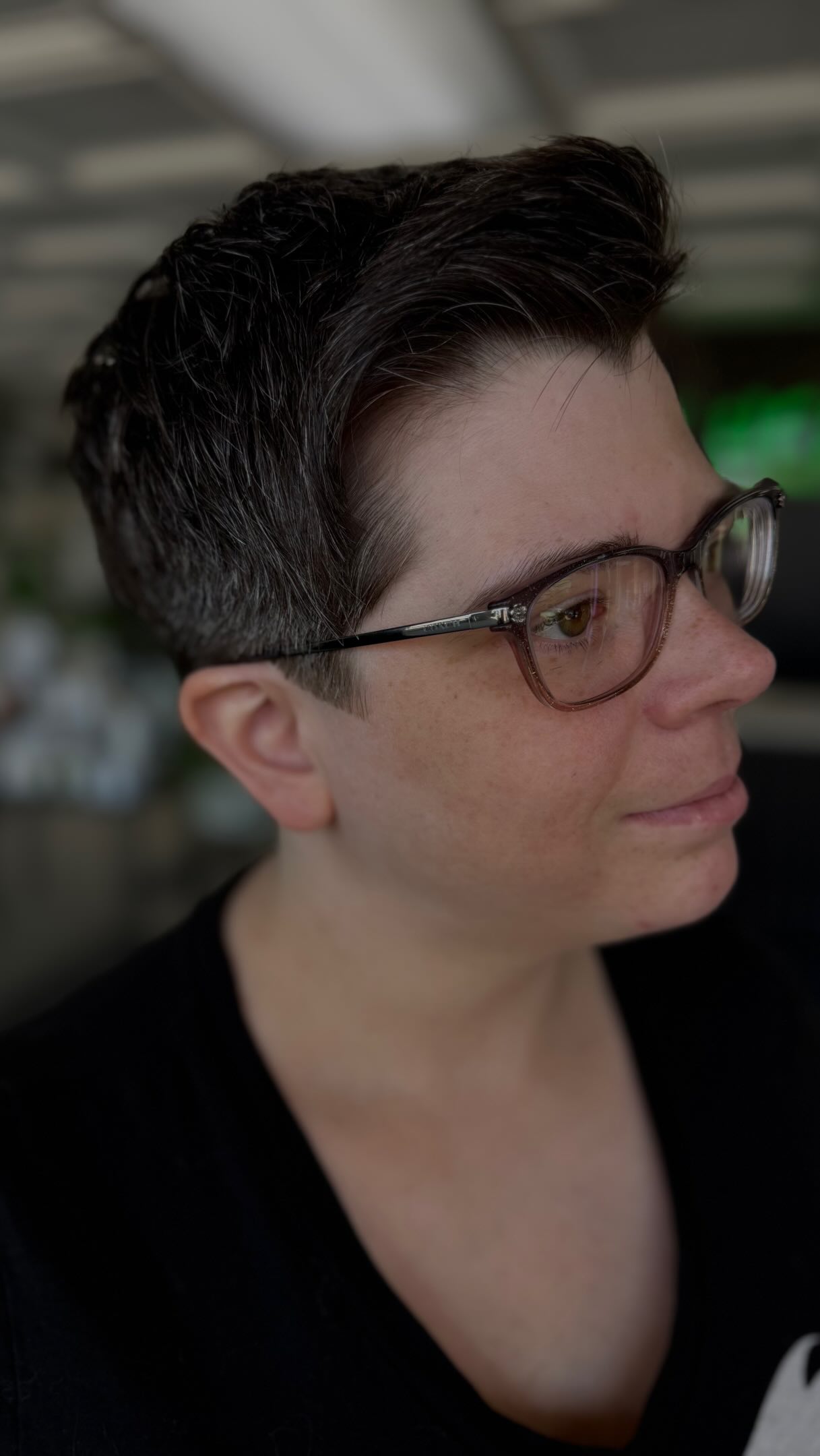 There’s something timeless about a well-crafted pixie. ✂️
Every angle matters. Every detail is intentional. The right pixie isn’t just cut short—it’s customized to your head shape, hair texture, growth pattern, and lifestyle so it grows out beautifully between appointments.
One thing a lot of people don’t know? Erin absolutely loves creating pixie cuts. While she’s best known for extensions and custom color, precision short cuts have always had a special place in her heart. There’s something so rewarding about crafting a haircut that’s effortless, flattering, and confidence-boosting.
Considering a shorter style? We’d love to help you find the version that feels like you.