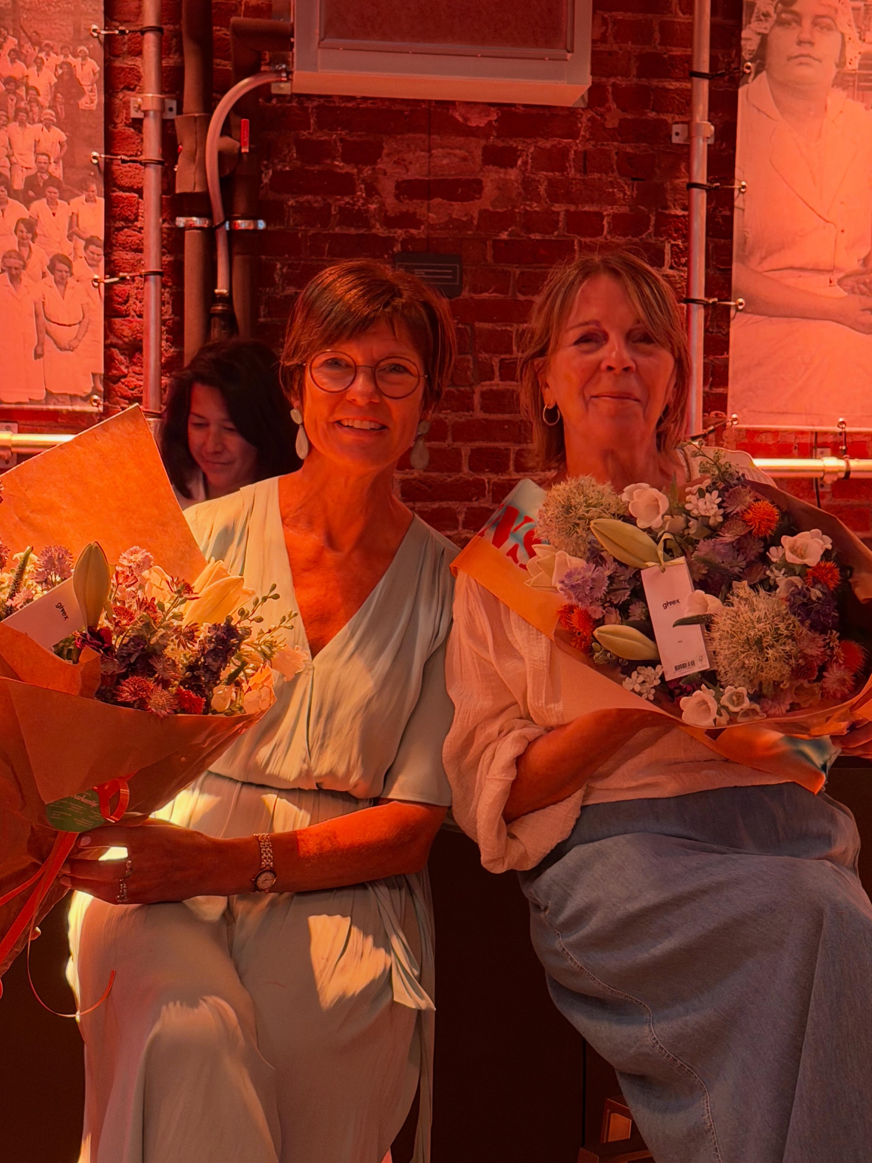 Vandaag nemen we afscheid van twee echte iconen van onze school: mevrouw Schiepers en mevrouw Vaernewijck.
Bedankt voor jullie tomeloze inzet, jullie betrokkenheid en de onschatbare bijdrage die jullie hebben geleverd aan onze school en aan zoveel leerlingen.
Jullie laten een blijvende indruk achter en zullen enorm gemist worden.
We wensen jullie een prachtig, welverdiend pensioen vol mooie momenten, nieuwe avonturen en vooral heel veel geluk.