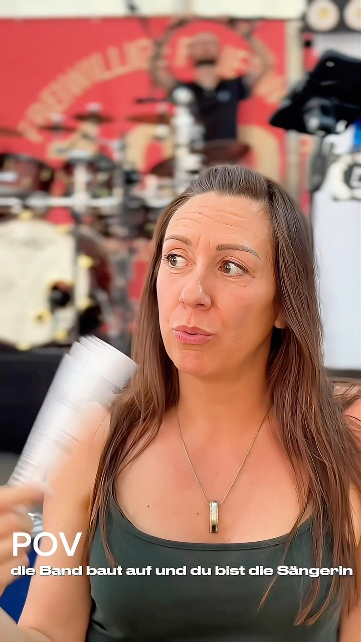 Während der Rest der Band schleppt, schraubt und schwitzt… 🎸🔧
…kümmert sich unsere Sängerin um das wirklich Wesentliche:
🎤 Mikrofon hinstellen. Fertig. 😎
Teamwork sieht eben für jeden ein bisschen anders aus. 😂❤️
#TELLeenAndThePartyPolice #Backstage #BandLife #Soundcheck #LiveMusic MusikerHumor Reel Konzert BehindTheScenes