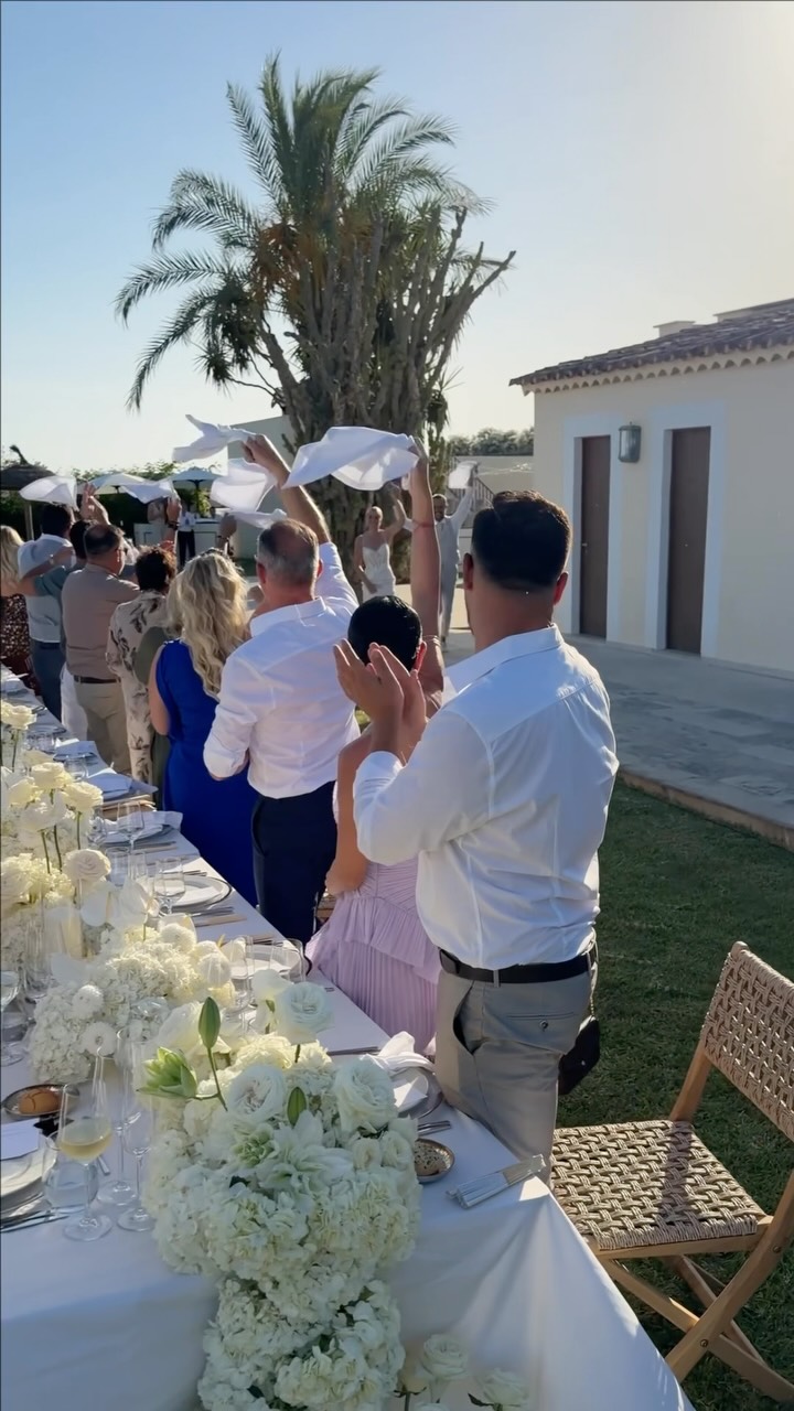 Man kann Eleganz planen, aber keine Gefühle…
und genau das hat diese Hochzeit so besonders gemacht.
Das Lachen.
Die Freudentränen.
Die innigen Umarmungen.
Und diese Leichtigkeit, die den ganzen Tag getragen hat.
Die schönsten Hochzeiten entstehen, wenn ein Paar den Mut hat, ganz es selbst zu sein und loszulassen!
Wenn aus einem perfekt geplanten Tag ein echtes Erlebnis wird.
Wenn Emotionen wichtiger sind als Inszenierung.
Für mich ist genau das wahrer Luxus:
Sich fallen lassen.
Jeden Moment fühlen.
Und Erinnerungen schaffen, die weit über schöne Bilder hinausgehen.
Genau dafür planen wir Hochzeiten.
Mallorca.
Zeitlos.
Persönlich.
Mit Raum für echte Emotionen.
Danke an das Team.
Location: @vinoresort.sonamaret
Planner: @levin.wedding x @farandforeverweddings
Deco, Catering: @totapunteventscatering
Speaker: @m.am.traurednerin
Dj: @djrobinh0
Florals: @decoeventsbyfina
Saxophone: @norbertfimpel
#weddingplanner #mallorcawedding #wedding #bridetobe #mallorca
