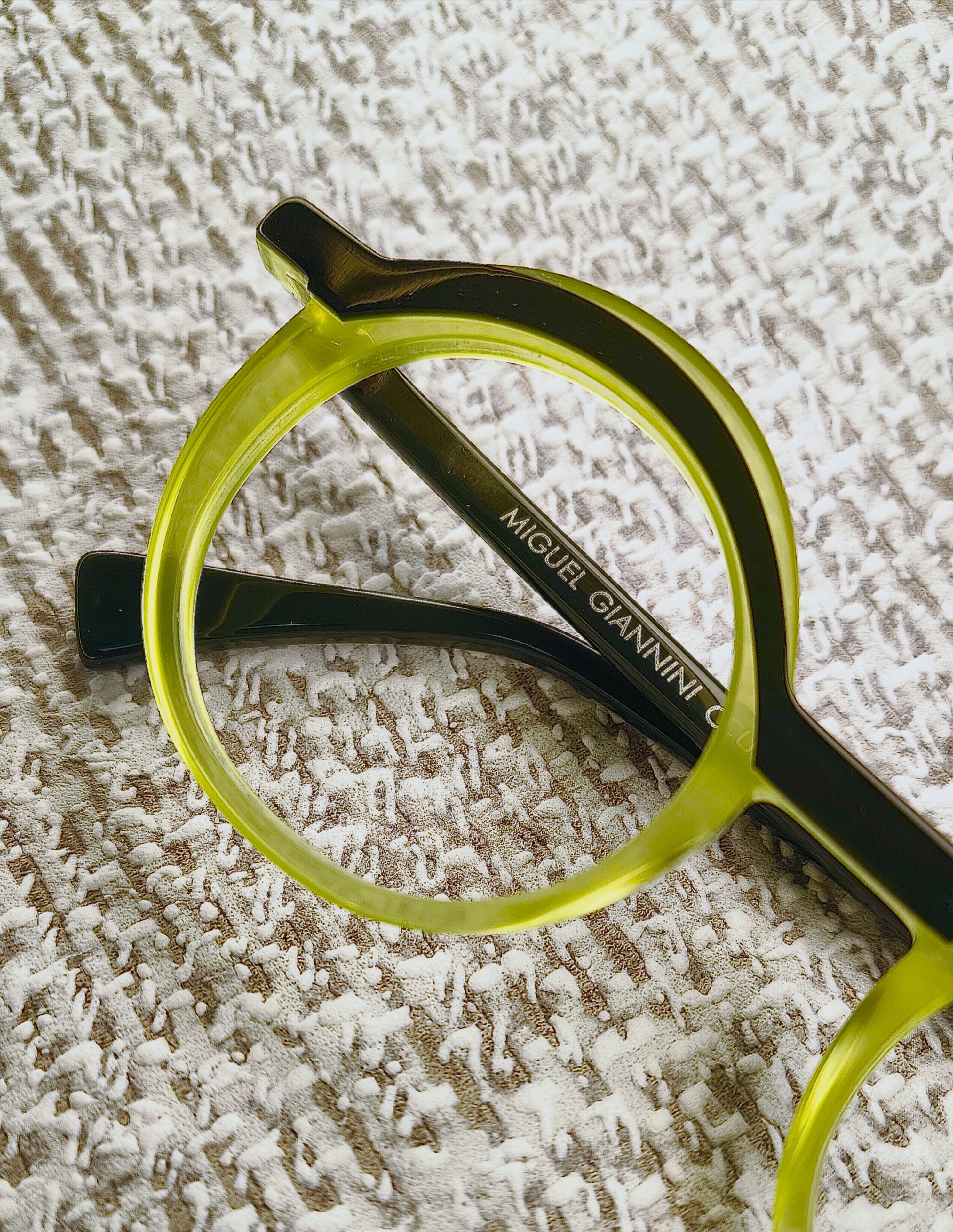 Exclusividade que se destaca nos detalhes.
Este modelo exclusivo da Miguel Giannini combina dois tons de verde em um sofisticado degradê: o verde claro transparente encontra um verde musgo intenso, criando um visual moderno, elegante e cheio de personalidade. Produzido em acetato de alta qualidade, une conforto, leveza e design atemporal.
Porque estilo de verdade está nos detalhes.
#MiguelGiannini #ÓculosExclusivos #Acetato #Eyewear #Moda