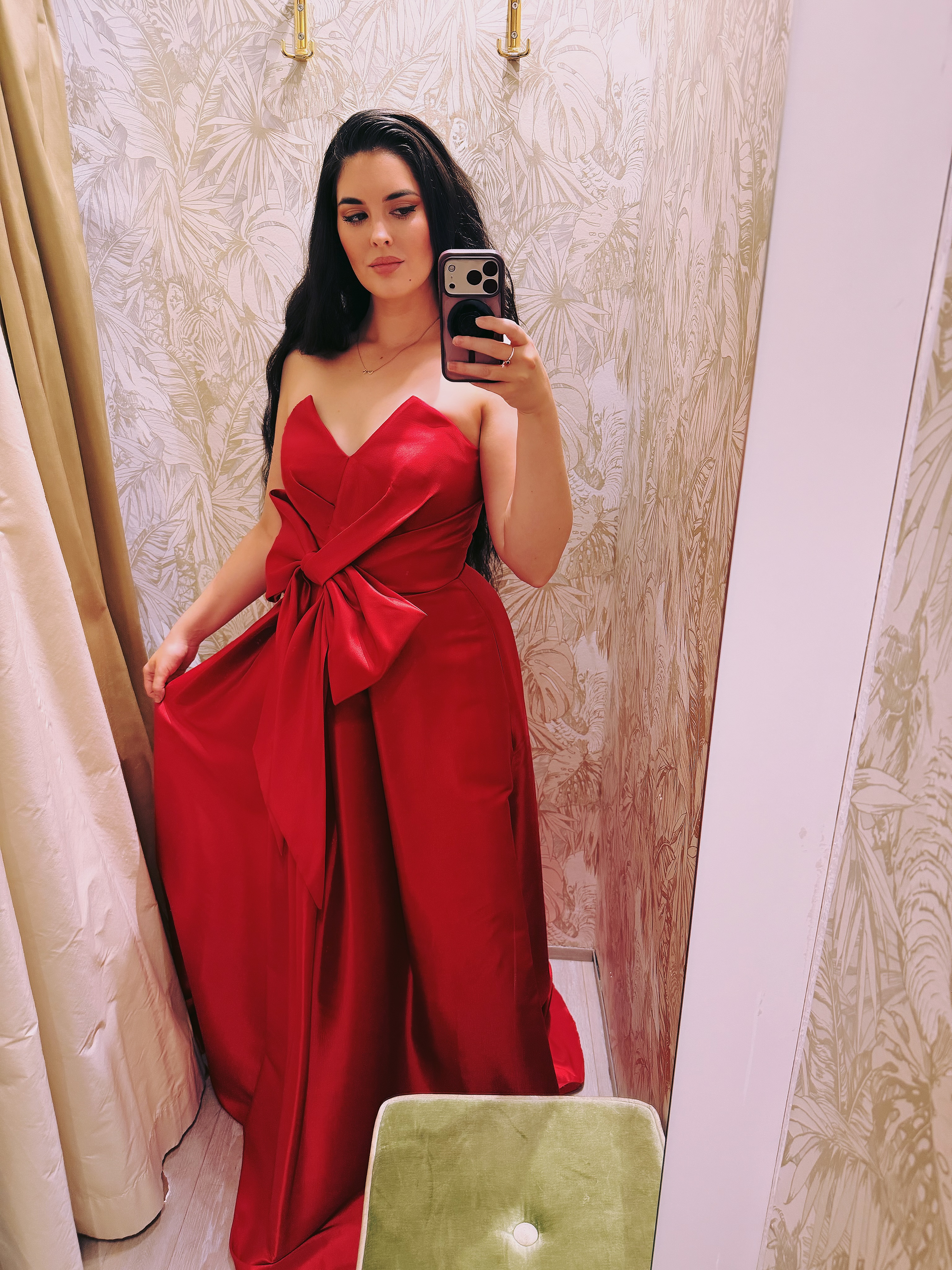 ♥️ Can you guess of these gorgeous @suesserika dresses came home with me?
Thank you @sopranowieben for showing me the best opera diva dresses in Vienna!