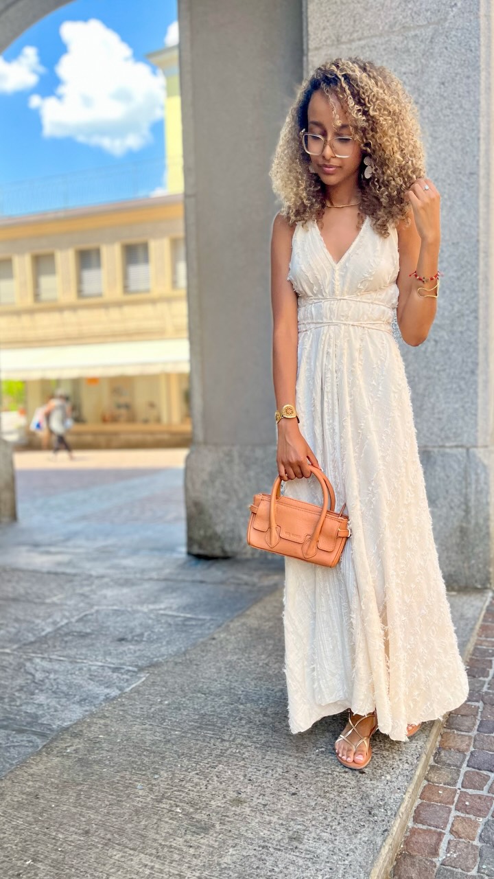 🤍Mela🤍porte une robe @pahiesa un sac @paulmarius_officiel des bijoux @santibebijoux et des sandales @lestropeziennes_parmbelarbi
@showroom_kikox
@mmlaaa.wit
@boutiqueviceetversa
@lenumero_12
#valais #shopping #dress #summer #boutique
