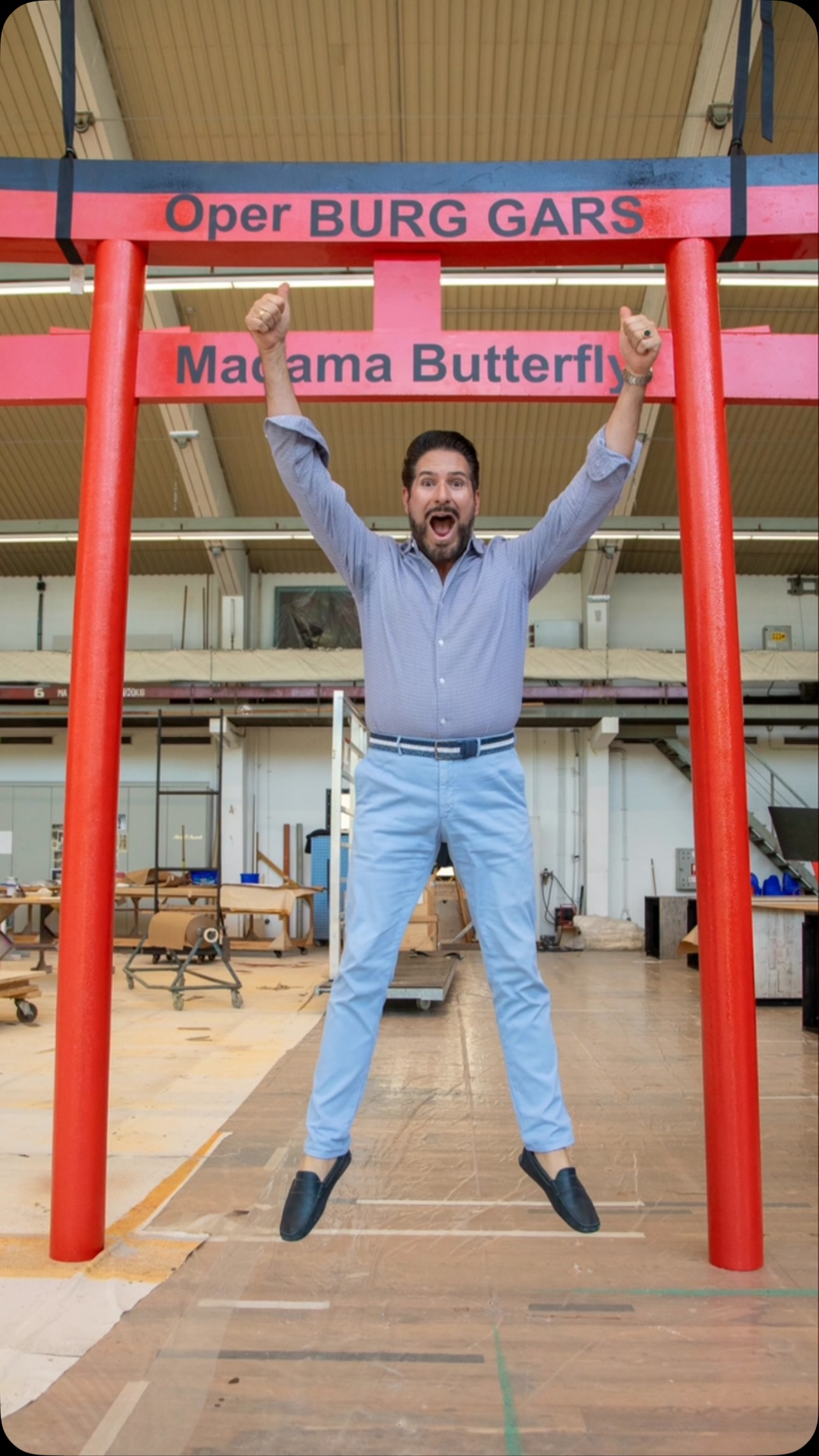⛩️ DAS TOR ZUR OPERNWELT ⛩️
Ein magischer Meilenstein für die diesjährige Produktion von MADAMA BUTTERFLY bei der @operburggars_official ⛩️✨
In den legendären Werkstätten von @artforarttheaterservice im Wiener Arsenal wurden zwei eigens gefertigte japanische Torii feierlich an Gars übergeben.
Das erwartet euch ab dem 11. Juli:
Ein imposantes TORII Haupttor das euch direkt am Tribünenaufgang ins Japan der heutigen Butterfly entführt.
Ein kleineres Torii als Fotopoint für eure perfekten Opern-Erinnerungen.
⚒️ Echte Handwerkskunst: In rund 120 Arbeitsstunden wurden die Tore von den Theaterplastikern wetterfest für das Open-Air-Erlebnis im Waldviertel gebaut.
Die Oper beginnt für mich nicht erst mit dem ersten Ton, sondern im Moment, in dem das Publikum in die Welt einer Geschichte eintaucht.
Erlebt die großen Emotionen von Puccinis Meisterwerk in der einzigartigen Atmosphäre der Burgruine Gars! 🎶🎭
🎟️ Tickets & Infos: ab 11. Juli 2026 auf der Opernbühne des Waldviertels. Link in Bio!
#operburggars #madamabutterfly #artforart #clemensunterreiner #puccini 📸 Copyright ©️Oper BURG GARS | Jürgen Hammerschmid | Art for Art