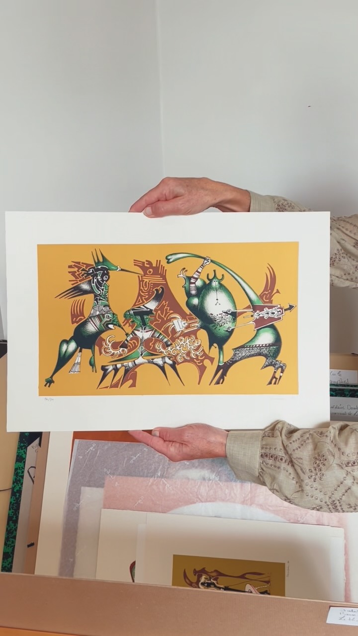 ⏱️L’exposition avance, et je me rends compte que je ne vous ai pas encore présenté cette sélection de lithographies de Jules Perahim(1914-2008).
Réalisées dans les années 1970, elles témoignent d’une période de liberté retrouvée pour l’artiste, réfugié en France après avoir quitté sa Roumanie natale.
Inspiré par ses voyages en Afrique, Perahim développe une palette de couleurs chaudes et minérales. On y retrouve les thèmes qui lui sont chers : le couple, le bestiaire, le fantastique et ces étonnantes figures hybrides, mi-hommes, mi-animaux, qui peuplent son univers.
Elles sont toutes signées par l’artiste et numérotées.
❗️Petits prix, idéals pour commencer ou compléter une collection. Comme je le dis toujours, l’art doit pouvoir être accessible à tous. Contactez-moi pour toute question.
Figure majeure de l’avant-garde roumaine puis du surréalisme en France, Jules Perahim a construit une œuvre singulière, poétique et profondément libre.
🖼️ Exposition « L’Art de l’estampe »
📅 Jusqu’au 10 juillet
📍 Tous les jours sur rendez-vous
Collection Stéphanie Peyrissac
📍 9 avenue de Lamballe, 75016 Paris
📩 contact@collectionstephaniepeyrissac
.com
☎️ +33 (0) 6 11 72 55
#artlovers #artforsale #artcollector #julesperahim #lithography