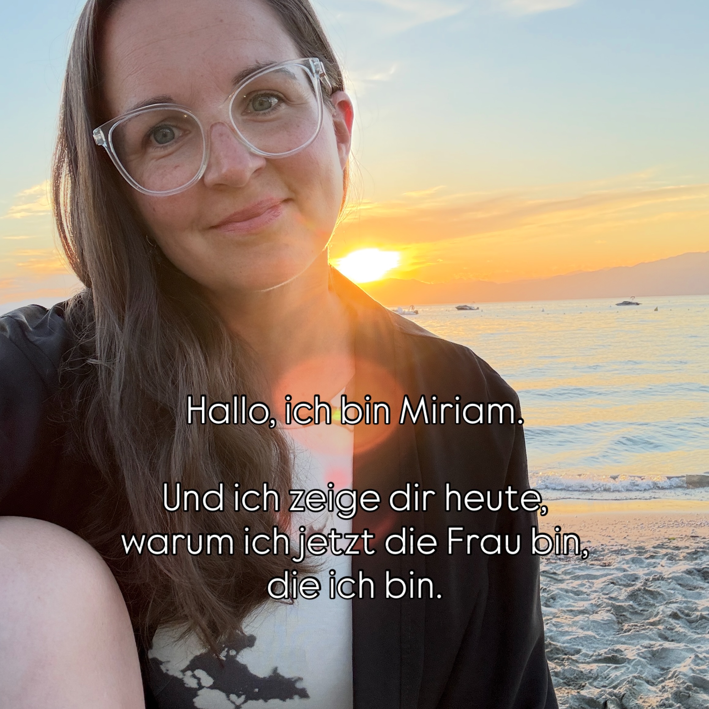 Hallo, ich bin Miriam und heute lernst du mich wirklich kennen 🫢
Es gibt Menschen, die kennen mich nur als Yogalehrerin. Andere kennen mich aus der Politik. Manche aus meiner Zeit als Juristin oder Unternehmensberaterin.
Aber nur wenige kennen den Weg dazwischen.
Ich war immer ehrgeizig. Ich wollte etwas erreichen. Schon früh zog es mich auf Bühnen, vor Menschen und in verantwortungsvolle Rollen. Mein großer Traum war es, erfolgreiche Juristin zu werden. Ich glaubte lange, dass Erfolg etwas ist, das man im Außen findet.
Doch während ich immer weiter nach vorne ging, entfernte ich mich immer mehr von mir selbst.
Ich funktionierte. Ich leistete. Ich suchte Ablenkung, statt hinzusehen und irgendwann konnte ich nicht mehr.
2018 begann für mich ein neuer Weg. Mit Unterstützung einer wunderbaren Psychologin und kurz darauf mit meiner Yoga-Ausbildung begann ich etwas zu lernen, das auf keiner Universität gelehrt wird:
Mich selbst wieder wahrzunehmen.
Seitdem geht es für mich nicht mehr darum, immer höher zu kommen. Sondern immer echter zu werden.
Heute weiß ich, dass Gesundheit mehr ist als ein gesunder Körper. Dass Erfolg sich nicht über Titel definiert und dass Freiheit dort beginnt, wo wir aufhören, jemand sein zu wollen, der wir gar nicht sind.
Vielleicht erkennst du dich in einem Teil meiner Geschichte wieder.
Dann möchte ich dir eines mitgeben:
Es ist nie zu spät, den Weg zurück zu dir selbst zu finden 🫶🏻
Erzähl mir gerne deine Geschichte in den Kommentaren👇🏻
(Um das Gefühl noch etwas zu verstärken, einer meiner damaligen Nr. 1 Songs im Hintergrund 🎶)
#nacktewahrheit #allesecht #meinweg #miriambirngruber #unbound