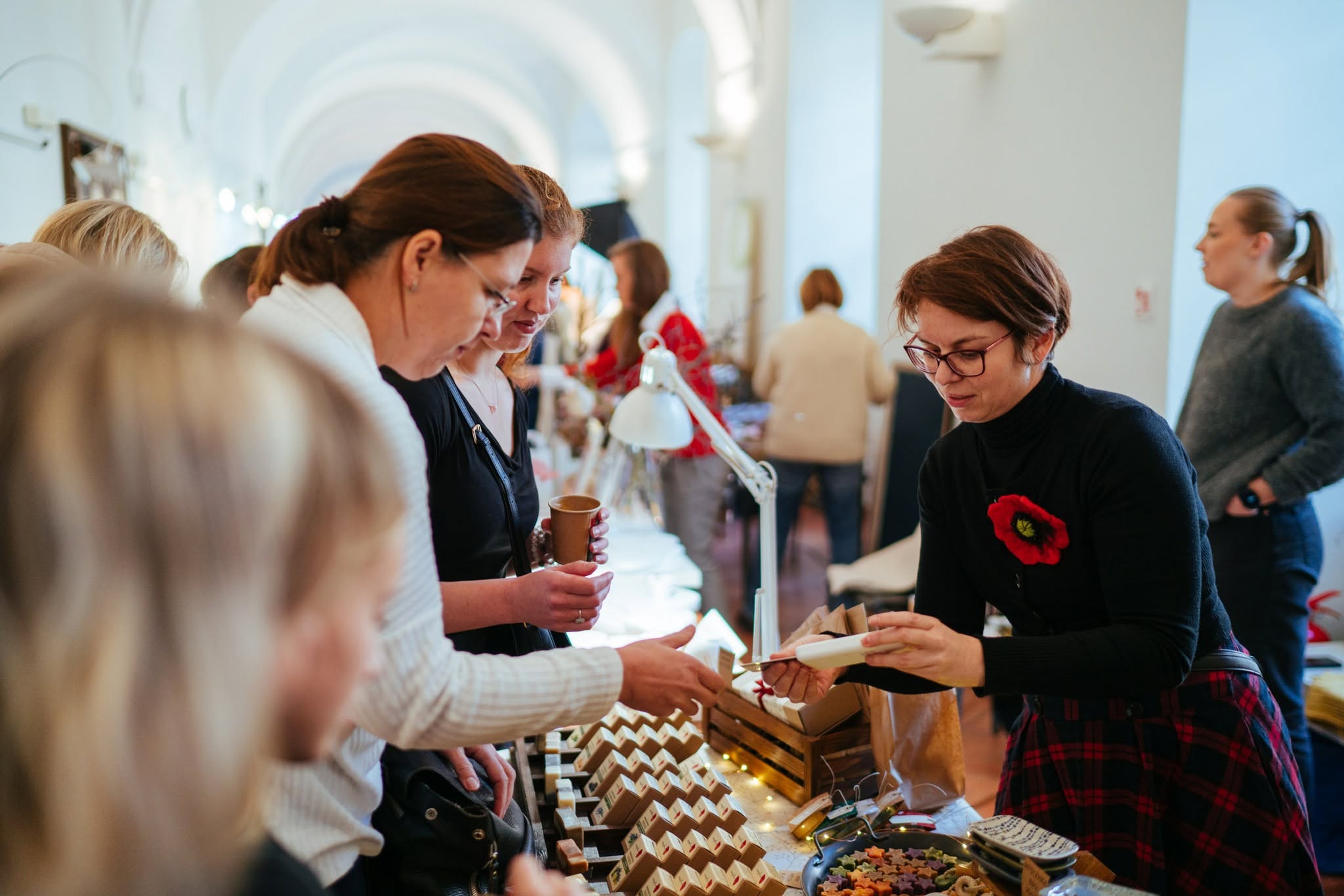 ✨ Dobrá zpráva pro všechny, kteří to včera nestihli!
Na vaše zprávy a prosby jsme se rozhodli zareagovat a prodlužujeme přihlášky na podzimní Dizajntrh.
Pokud jste přihlášku odkládali nebo potřebovali trochu více času, teď máte ještě šanci stát se součástí letošního ročníku.
🎨 Hledáme tvůrce autorské módy, šperků, keramiky, ilustrací, kosmetiky, designových doplňků i dalších originálních značek.
☕ Přihlásit se mohou také kavárny, bistra, cukrárny, pekárny a další gastro podniky do našeho Gastropatra.
👉 Přihlášku najdete zde:
https://www.dizajntrh.cz/protvurce
Nepropásněte svou příležitost – těšíme se na vaše přihlášky! 💛