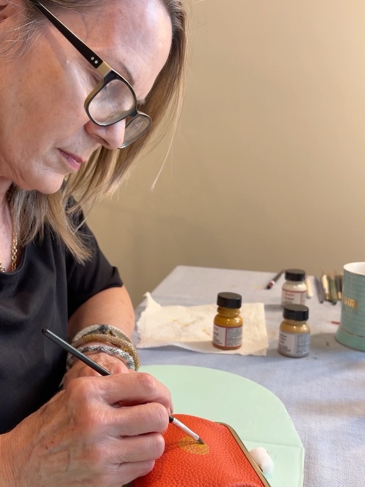 My summer days are filled with creating whenever I can🌞 I’m painting coin purses for my fall & winter events; I’m finding these lovely little purses so fun to paint on!! #angelusdirect #artonleather #handpaintedhandbags