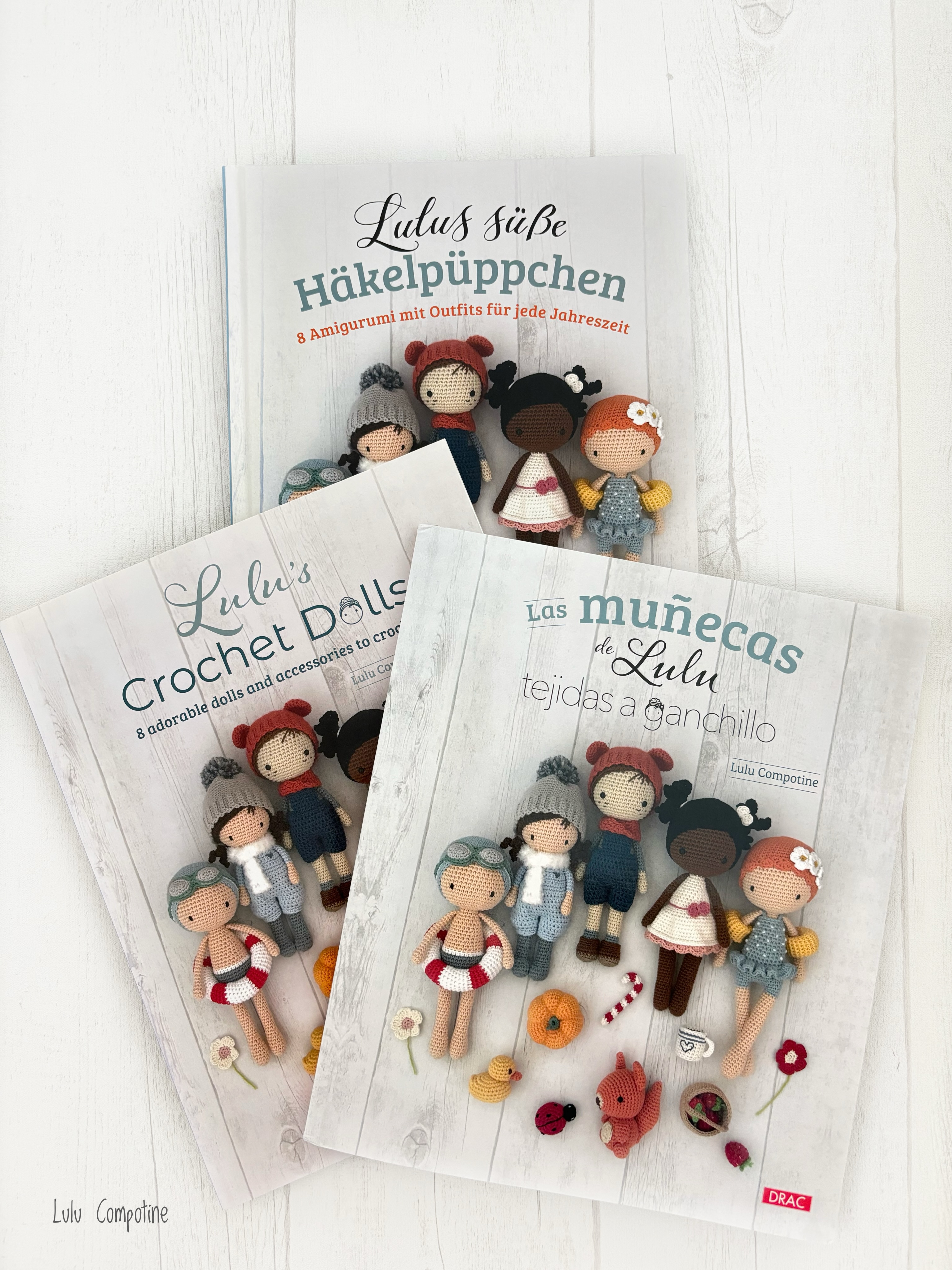 Pas peu fière !!!
Mon livre « Les poupées de Lulu au crochet » a été traduit en 3 langues : après l’allemand et l’anglais, voici le petit dernier, l’espagnol ❤️
Quel bonheur de l’imaginer voyager encore un peu plus loin à travers le monde !
MERCI à vous qui crochetez passionnément mes petites poupées et MERCI à ma chère maison d’édition @les_editions_de_saxe et à @searchpress , @weltbild_editionen et @editorialeldrac d’avoir rendu cela possible ❤️
D’ailleurs, en parlant de livre, nous venons tout juste ce matin de boucler la maquette de mon prochain ouvrage qui sortira cet automne ! J’ai hâte de vous en dire un peu plus…
#lespoupeedeluluaucrochet #crochetdolls #crochetbook #lulucompotine #edisaxe