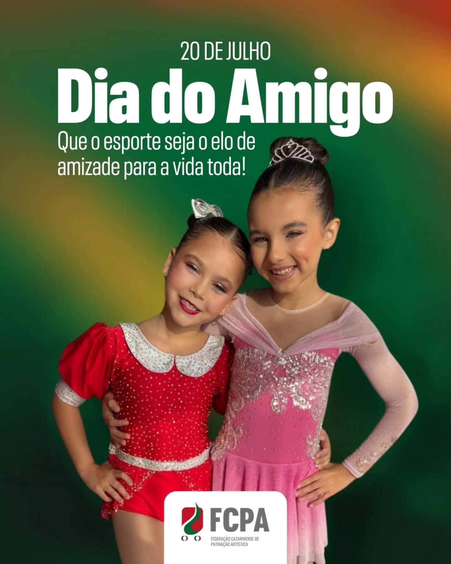 Seja na patinação ou em qualquer outro esporte, é ali que a gente conhece pessoas que leva para a vida inteira.
A prática esportiva tem esse poder de aproximar atletas, equipe e familiares a se tornarem uma grande família.
Nós, da Federação Catarinense de Patinação Artística, temos muito orgulho das amizades feitas através do nosso esporte e das conquistas que juntos vibramos um pelos outros.
Feliz dia do amigo para todos! 💚❤️