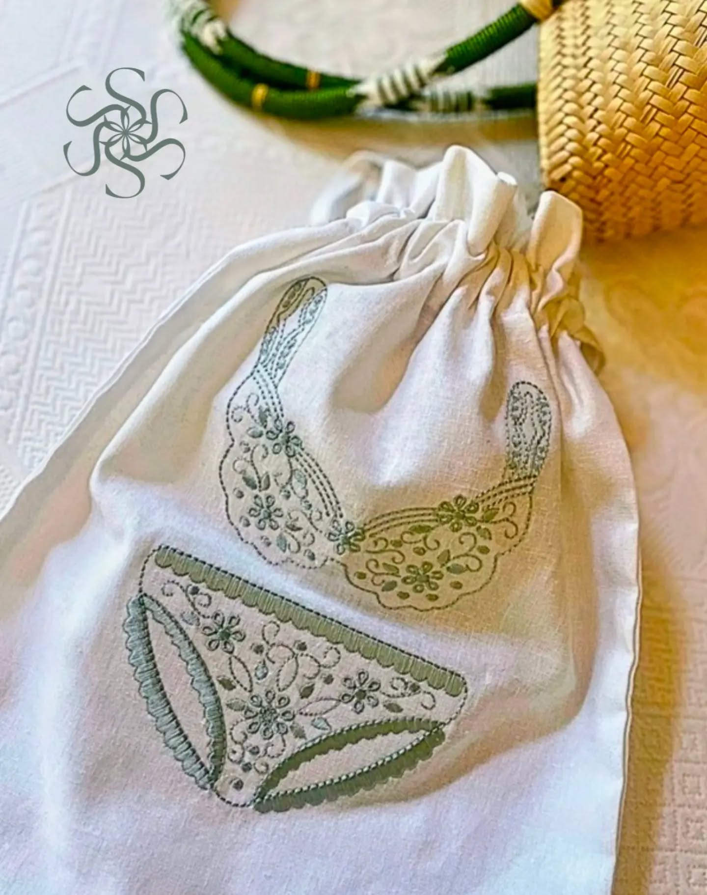 Linen storage bags.
Created from premium natural and white linen, these underwear bags feature stylish embroidered design.
Use them for travel, storage and washing delicates in. The perfect gift.
#linenbag #linenbags #saltandsteeluk #storagebags