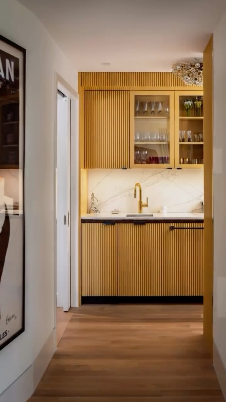 Quiet luxury doesn’t have to whisper. Fluted white oak, warm brass and a confident golden palette create a space that’s both inviting and enduring.
.
.
Architect - @andrewbartolotta_aia
Interior Designer - @brookecrewinteriors
Builder - @gatehousepartners
Photographer - @_kwphotography
.
.
@newportbrass @julienkitchen_products @dushi_marble #wetbardesign #customhomes #beachhouse #luxurylifestyle #finehomebuilding