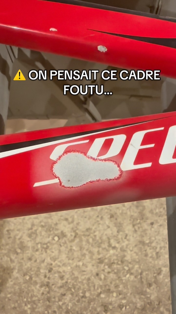 Au début, je pensais vraiment que ce cadre était irrécupérable.
Et pourtant… la transformation valait clairement le coup.
Vous l’auriez sauvé ou vous seriez passé au suivant ? 👀 #aerogommage #avantapres #velo #alu