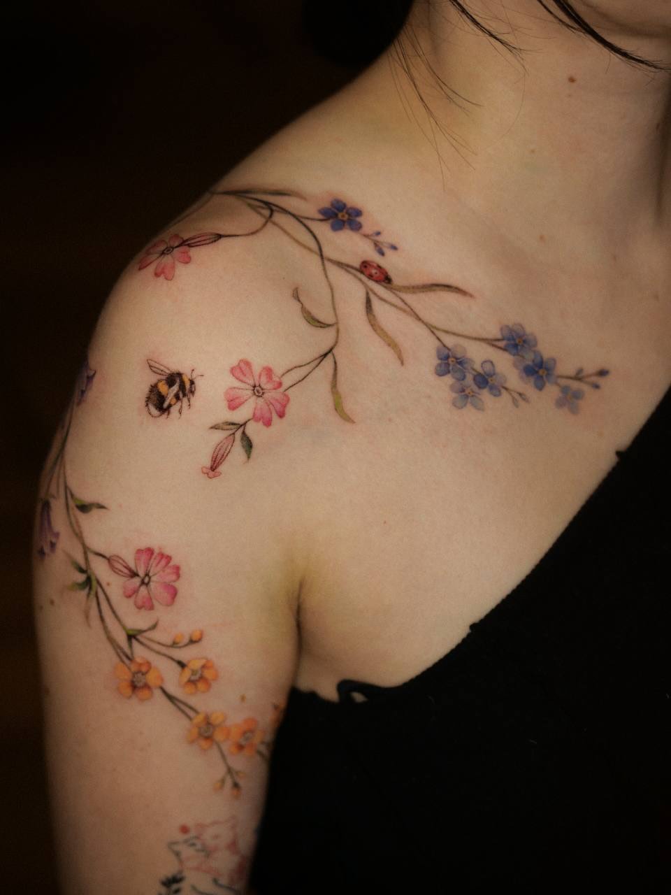 Buy yourself flowers, that will last forever!
@veroni.ink is visiting the studio next week! (6-11 July)
Few spots left
#flowertattoo #farvetatovering #københavntatovør #copenhagentattoo