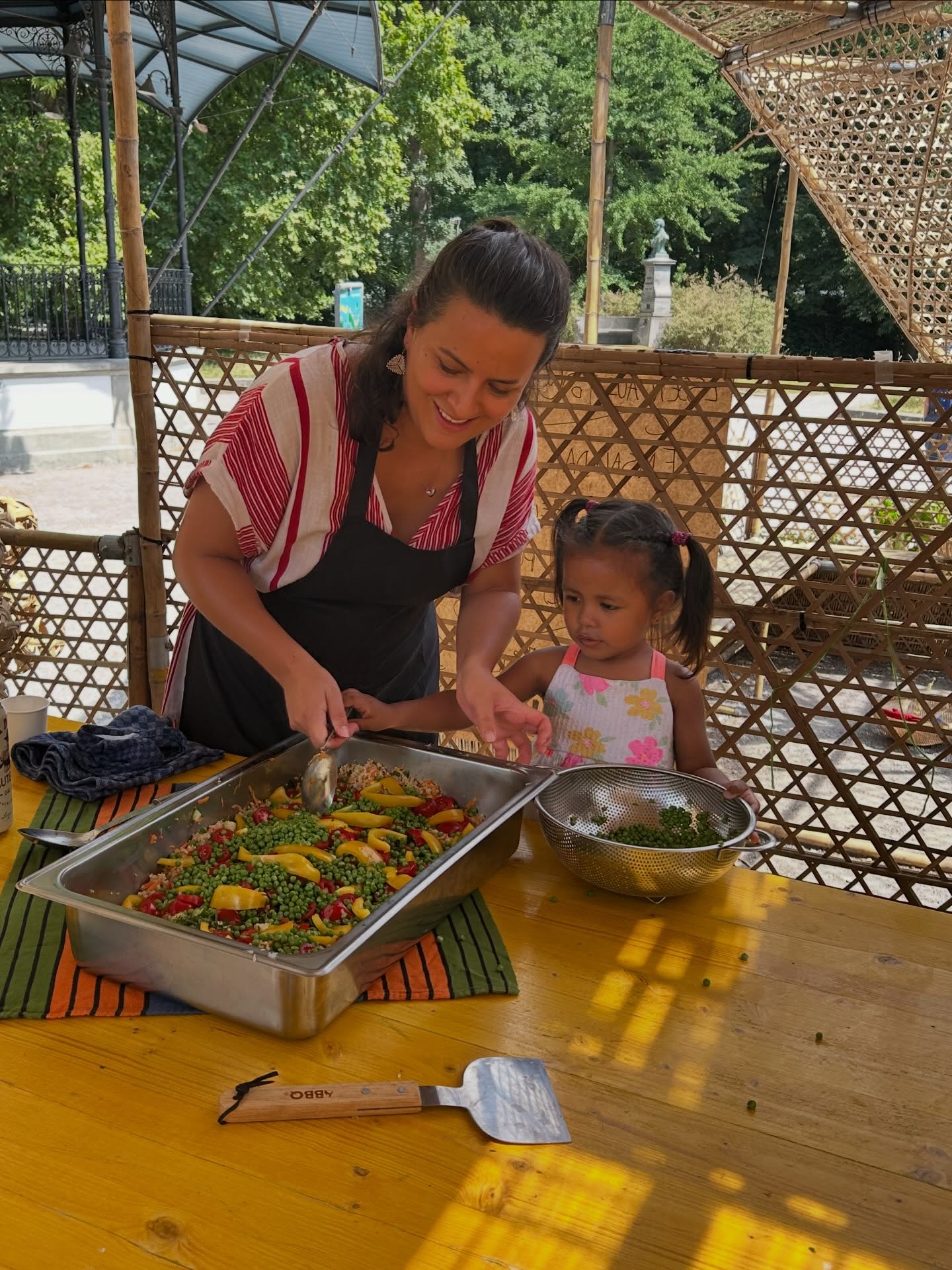 Food, music and Kitchen Lab brought us together once again at the Zurich archipelago, thanks to @kioer
Thank you to Pepa & Milo for sharing the rich flavours of Bolivia and your amazing energy, and to everyone who joined us to cook, taste, learn and connect. @serahanga thank you too for adding the artistic dimension to our menu. It was the perfect finishing touch to a truly memorable evening.
Every week reminds us that the table is one of the best places to discover new cultures and flavours.
Don’t miss our final session, where we’ll travel through the flavours of Peru. We hope to see you there!
——
Essen, Musik und das Kitchen Lab haben uns dank Kiör erneut im the Zurich archipelago zusammengebracht.
Vielen Dank an Pepa & Milo, dass ihr die vielfältigen Aromen Boliviens und eure unglaubliche Energie mit uns geteilt habt, sowie an alle, die mit uns gekocht, probiert, gelernt und Kontakte geknüpft haben. Hanga Séra, auch dir vielen Dank dafür, dass du unserem Menü eine künstlerische Note verliehen hast. Das war der perfekte Abschluss eines wahrhaft unvergesslichen Abends.
Jede Woche wird uns wieder bewusst, dass der Esstisch einer der besten Orte ist, um neue Kulturen und Geschmacksrichtungen zu entdecken.
Verpasst nicht unsere letzte Veranstaltung, bei der wir eine Reise durch die Geschmackswelten Perus unternehmen werden. Wir hoffen, euch dort zu sehen!
——
La comida, la música y Kitchen Lab nos reunieron una vez más en the Zurich archipelago , gracias a Kiör.
Gracias también a Pepa y Milo por compartir los ricos sabores de Bolivia y su increíble energía, y a todos los que se unieron a nosotros para cocinar, degustar, aprender y conectarnos. Hanga Séra, gracias también por agregar la dimensión artística a nuestro menú. Fue el toque final perfecto para una ocasión verdaderamente memorable.
Cada cita nos recuerda que la mesa es uno de los mejores lugares para descubrir nuevas culturas y sabores.
No te pierdas nuestra última sesión, en la que viajaremos a través de los sabores de Perú. ¡Esperamos verte ahí!
#etkultur #kitchenlab #thezuricharchipelago #kiör #integrationstadtzürich