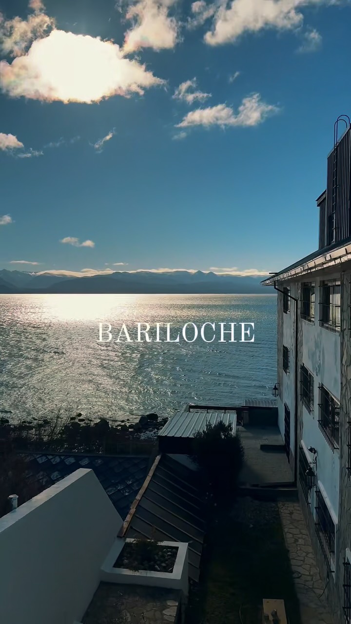 Bariloche. Hermosa. Elegante. Fría y a la vez calurosa! Gente linda y amable 🧤🙏♥️❄️🔥 experiencia única e increíble . Con la mejor compañía. @molyyxv . Simplemente gracias 🙏 Dios por bendecirnos con tanto amor. Trabajo viajes salud fuerza y más . ( te mereces todo esto y más mi bb) en breve te canto Hipopotamus.. 😅 #dios #bariloche #travelling #love