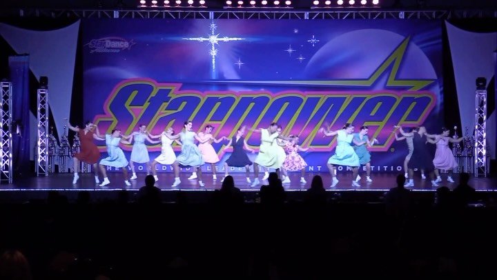Name something better than Wisconsin throwback that also doubles as a @sillybillygriffin masterpiece?
What a special routine this was! Look closely and you may see a Class of 2026 senior 🫶🏻
