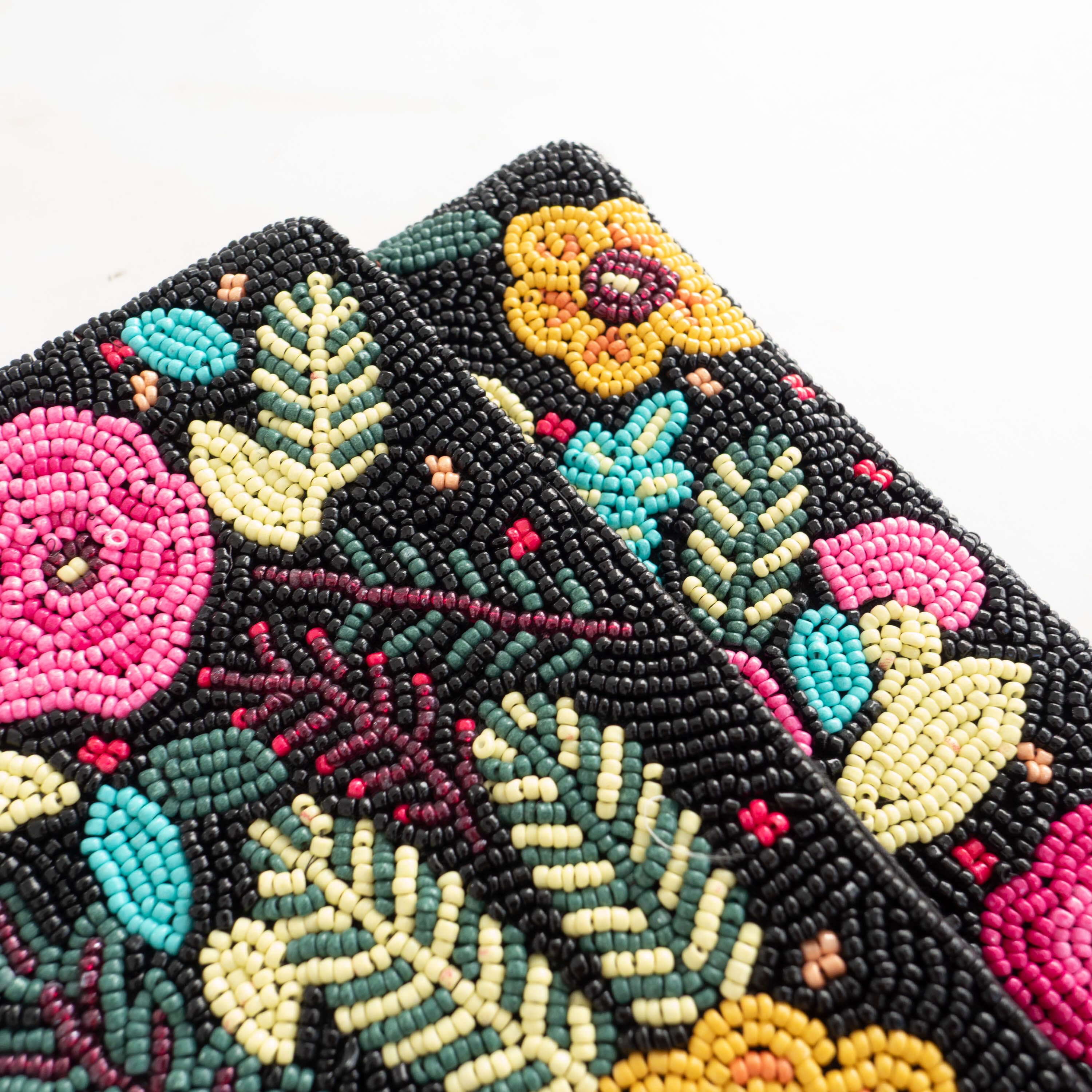 🌸🌼🌺🪻 the prettiest bag you did see! Fully beaded, it’s intricate blooms against a jet black background make this the perfect pop of colour for your winter wardrobe - easiest way to elevate our winter uniform of plain jeans + warm sweater + boots!
Online and in store now 🌸🪻🌺🌼