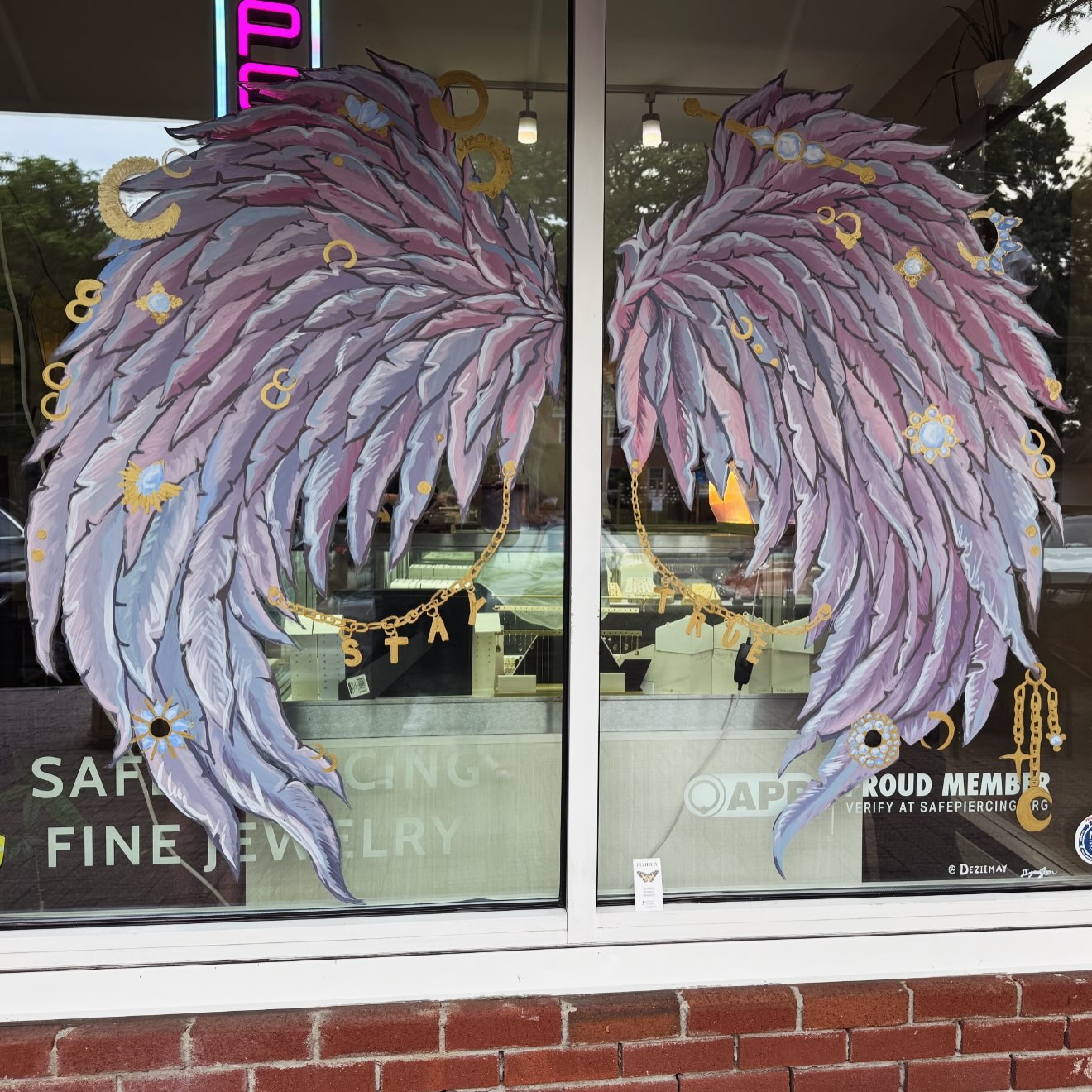 We are participating in this month Soar into Newington event! ✨
You don’t need to shop! But stop by and take a photo in front of these lovely wings that are pierced with Jewelry that we carry in-store!
If you do get a photo, tag us! We would love to see it! ✨
A big thank you to the artist who took the day to paint this on our windows, they did a phenomenal job!
If you ever need any commissions, please go see @deziimay !
Or simply just give them a follow to show support!
@deziimay ✨ @deziimay ✨ @deziimay ✨
Models: Nick, Akash, Alexis ✨
#StayTrueBodyPiercing #SafePiercing #APPMember @newingtoncenter