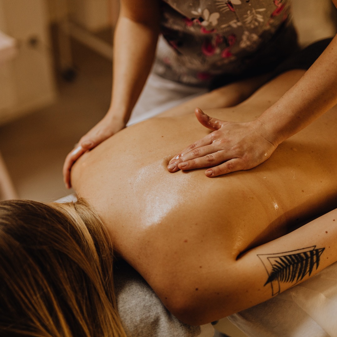 Touch + Connection.
A simple yet powerful human need. Something we all long for, and in today's fast-paced world, something we all deserve.
.
.
.
#MassageTherapy #Wellbeing #HolisticHealth #SelfCare #Relaxation #MassageTherapist #MindBodyConnection