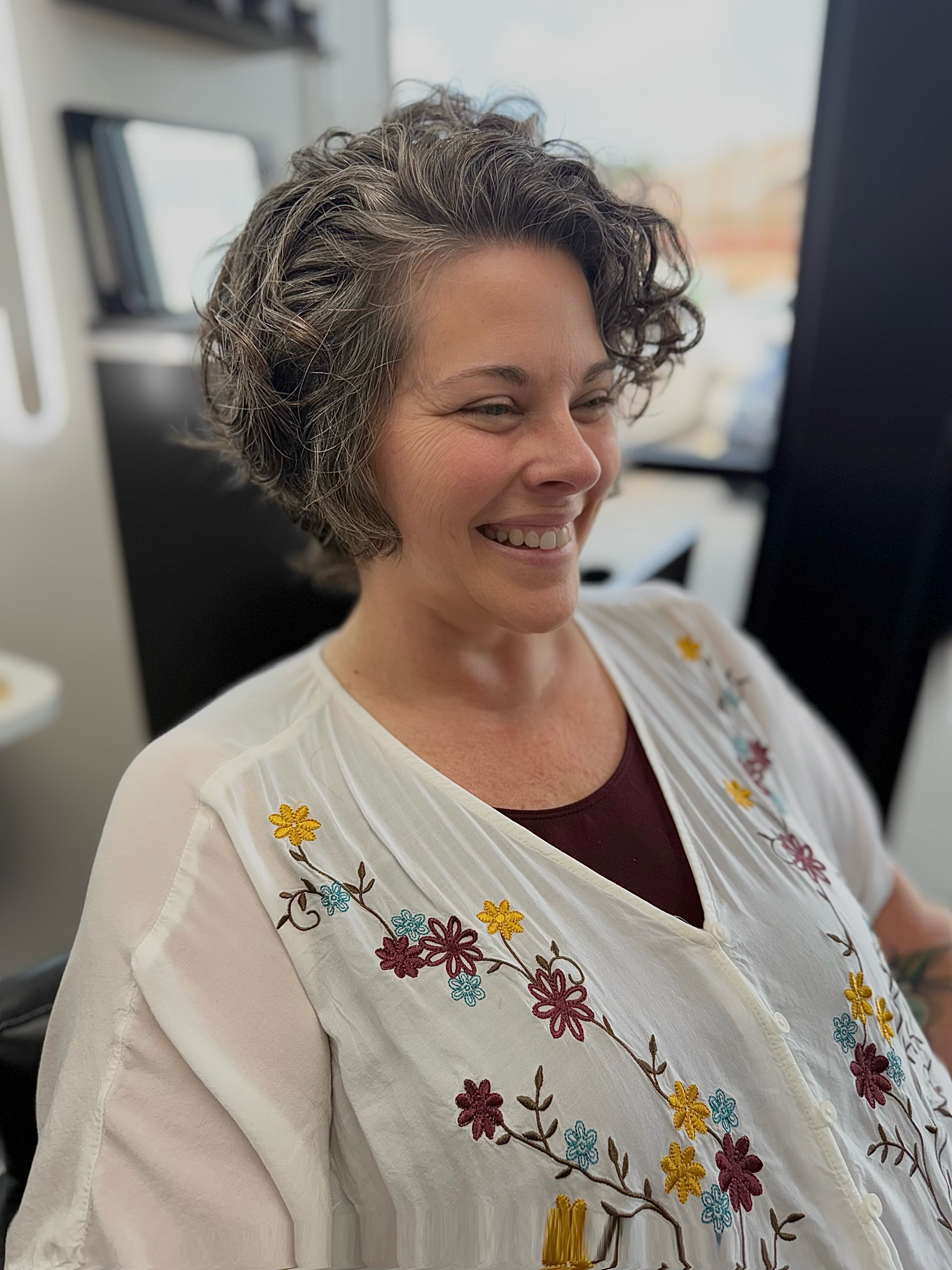 There is just something magical about a curly chop. ✂️✨
We took off the weight, reshaped her curls, and gave them room to do what they naturally want to do. The result? More volume, more movement, and curls that finally have a chance to shine.
Proof that sometimes the biggest transformation isn’t adding something… it’s knowing exactly what to take away. 🤍
#CurlyHair #CurlyCut #DSMHaircut #CurlyTransformation #HealthyHair