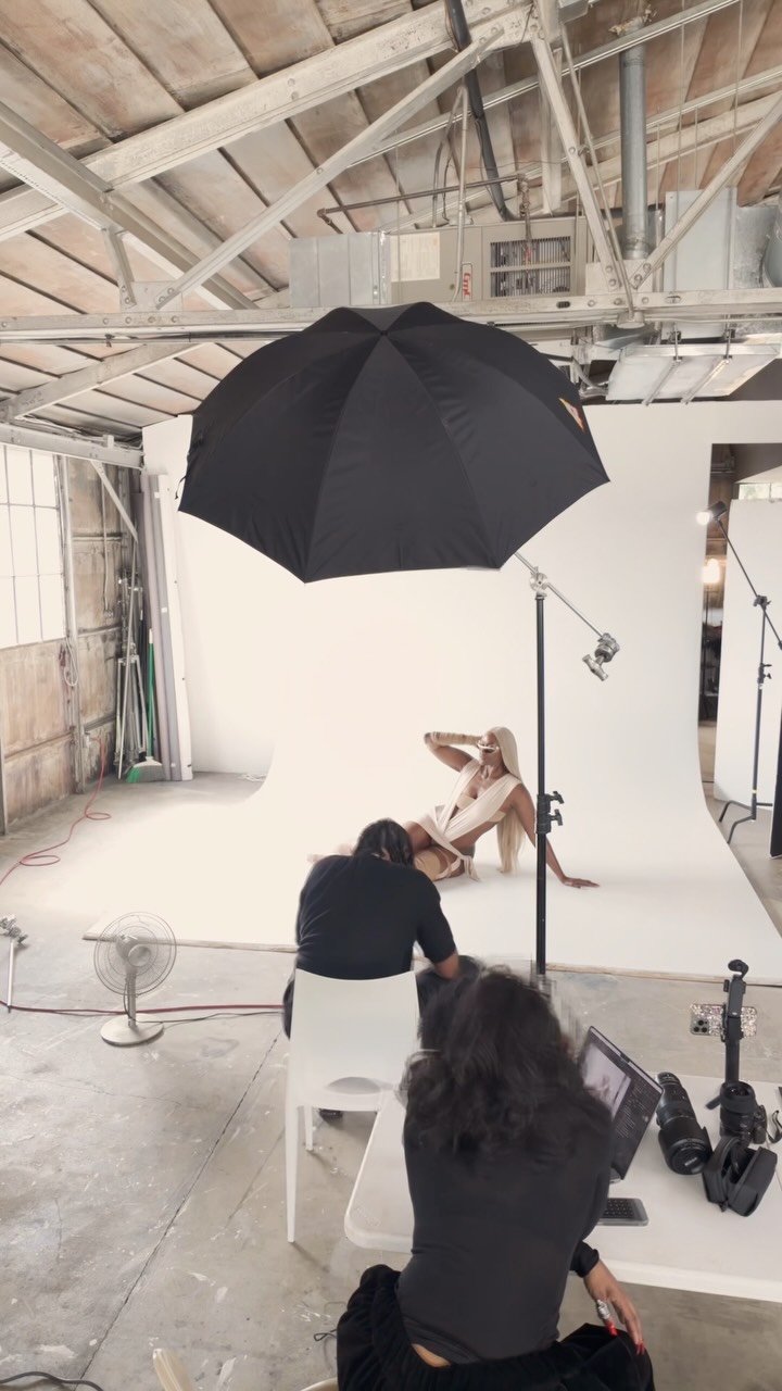 Been a little low-key lately…
But every now and then you gotta remind people what you’ve been working on. Back with another banger. 🚀
#Muse @kalanibrown.21
Creative Director/Wardrobe | @kelseyashley_
Custom Designer | @mkay.l
Hair | @iammirenzuri
Makeup | @dominiquereneedaviss
#Shineincphotography #BTS #ContentCreator #djipocket3