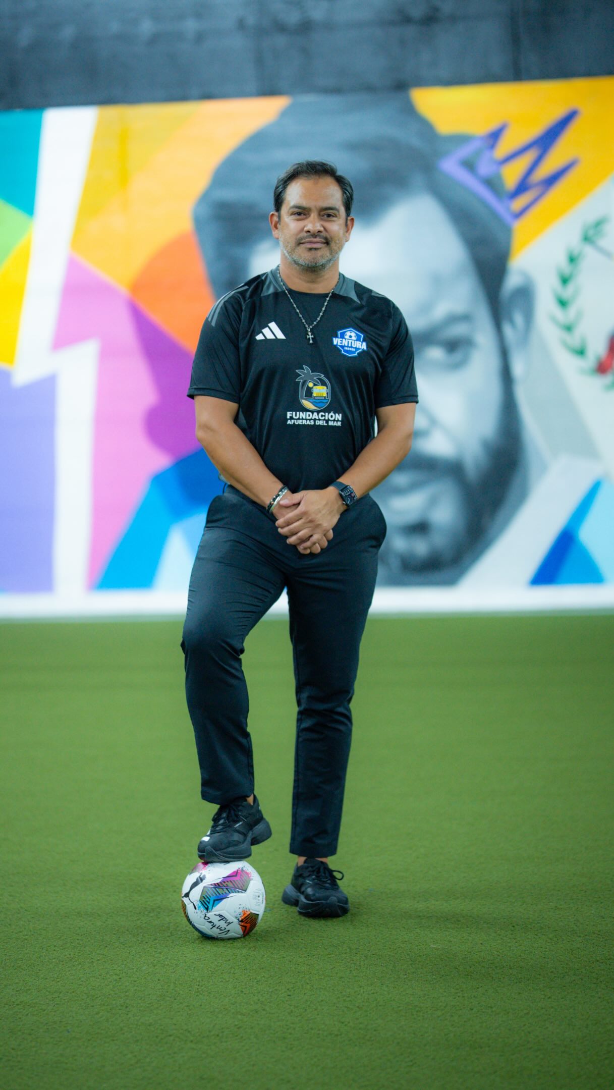 Las leyendas inspiran dentro del campo, pero la verdadera grandeza se mide por las vidas que impactan fuera de él. Gracias, El Pescado Ruiz, por compartir tiempo con nuestra comunidad y motivar a la próxima generación a soñar en grande. Fue un día inolvidable en Ventura Indoor. ⚽🙏🇬🇹💙
#VenturaIndoor #ElPescadoRuiz #Guatemala #Fútbol #FundaciónAfuerasDelMar Atlanta InspirandoGeneraciones SueñaEnGrande FútbolConPropósito