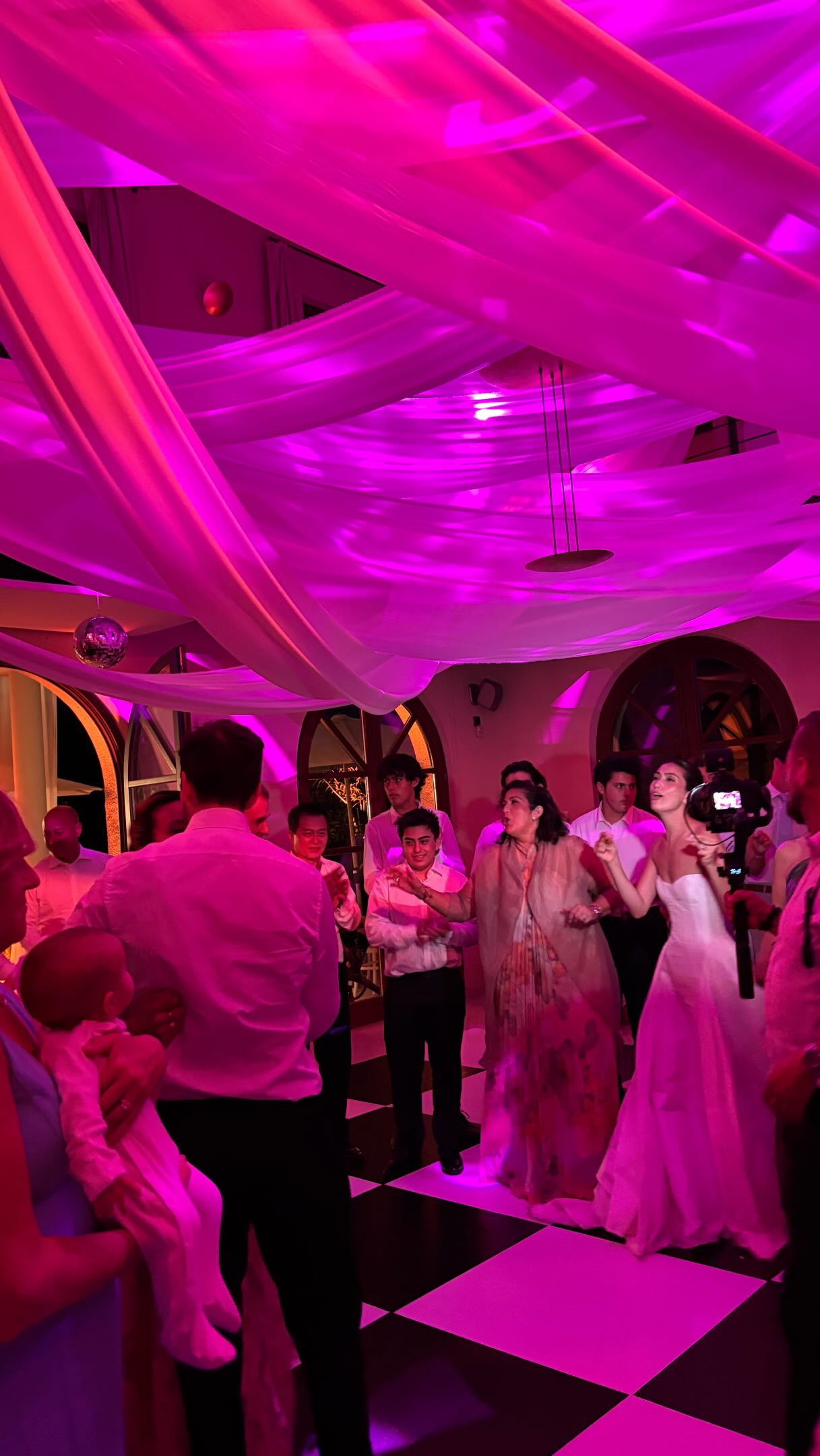 We already had a wonderful venue at hands, but our couple wanted more for their guests! They wanted unforgettable ✨✨ So we came up with an idea which was not easy to plan or execute, but this is what makes it even more wonderful once done! There are only select few vendors in Germany who can pull this off, and working with us means we will find them for you 🥳 Thank you to everyone involved in making it happen, from @weingut_mussler allowing us to install all this, @the_lovers_wedding_events saying ‚no problem at all‘ to all our wishes as well as setting up on 35C, and @aroundgmbh for the amazing lights! #Customdancefloor #weddingplannergermany