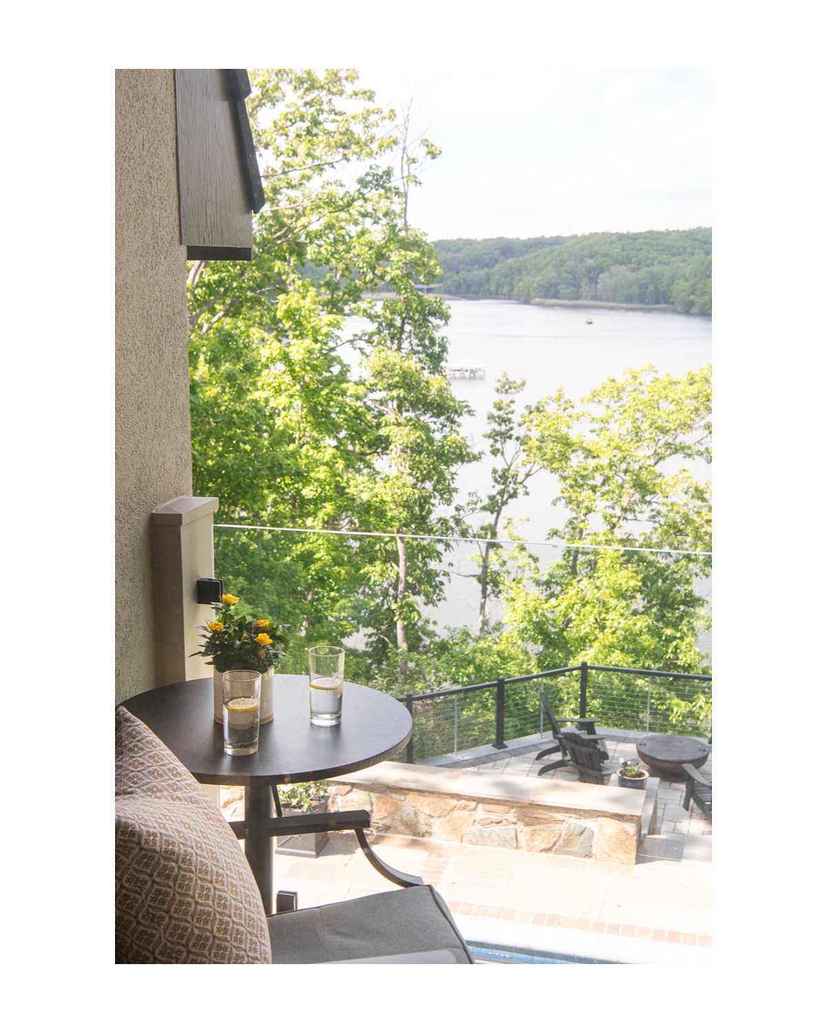 Today wraps up our trip around this whole-home renovation on the South River and what better way to end than with this amazing view from a lovely balcony off the kitchen. It’s an enviable spot for coffee or cocktails.
design: @taylorhartdesign
photography: @laura_visioni