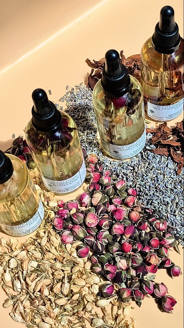 Una mezcla nutritiva de aceite de almendras, semilla de uva y coco fraccionado, enriquecida con aceites esenciales que aportan cada aroma de forma natural
Disponibles en:
💮 Jazmín
🌹 Rosa Geranio
💐 Lavanda, Jazmín y Rosa Geranio
🏵️ Lilium
Son ideales para aportar humectación y ayudar a mantener la hidratación de la piel.
Puedes usarlos en el cuerpo, en las puntas del cabello, en pies o cutículas... ese toque final que deja la piel suave, luminosa y delicadamente perfumada
Presentación de 100 ml
#aceitecorporal #organico #natural #artesanal #ecoamigable