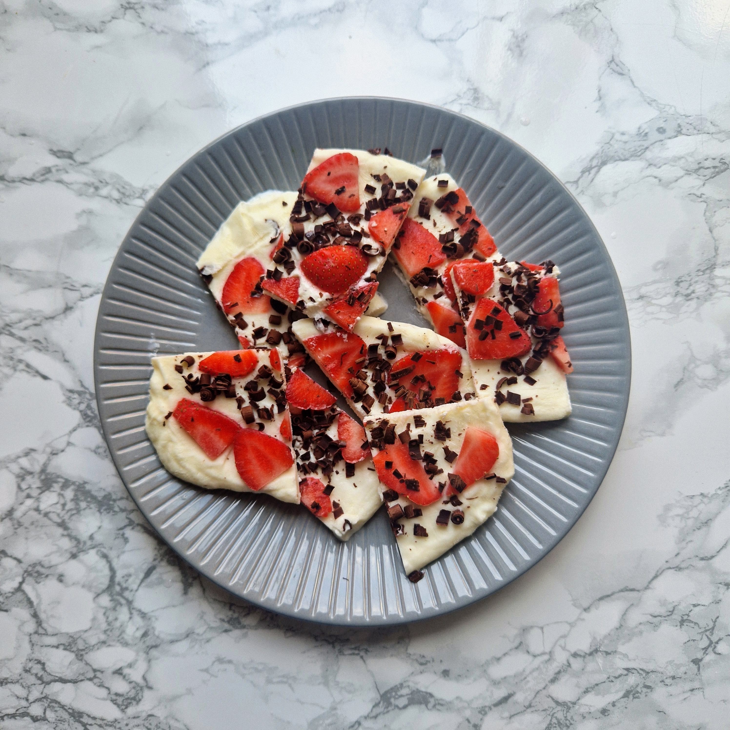 Chocolate & Strawberry Frozen Yoghurt Bark 🍓🍫
This is the perfect heatwave-friendly snack! ☀️ It’s quick and easy to make, refreshing, high in protein and, best of all, no oven required! ❄️
Ingredients
500g plain Greek yoghurt, or high-protein soya yoghurt for a vegan version 🌱
1 tbsp maple syrup or honey 🍯
½ tsp vanilla extract
75g strawberries, sliced 🍓
20g dark chocolate, finely chopped🍫
Method
Mix the yoghurt, maple syrup or honey, and vanilla extract together. Spread onto a baking tray lined with baking paper, then top with the sliced strawberries and chopped dark chocolate.
Freeze overnight, then break into pieces and enjoy! ❄️😋