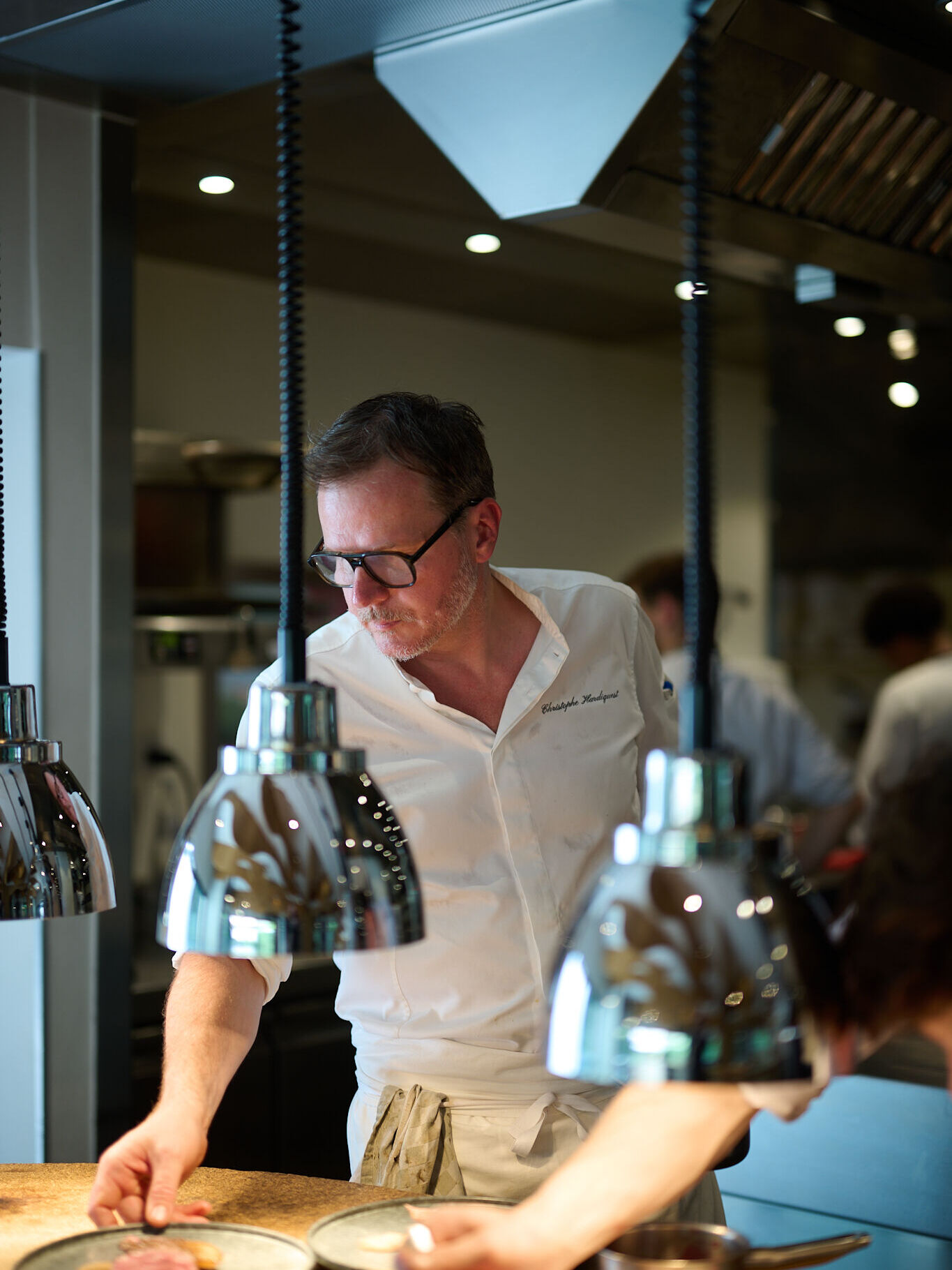 Il y a dans le regard de Christophe quelque chose qui ne change pas. Les années passent, l'équipe grandit, Menssa évolue — et pourtant, presque chaque soir, il est là. Pas pour contrôler, mais parce que cette cuisine est une conversation qu'il ne peut pas confier à quelqu'un d'autre.
____
Er is iets in de blik van Christophe dat niet verandert. De jaren gaan voorbij, het team groeit, Menssa evolueert — en toch is hij er bijna elke avond. Niet om te controleren, maar omdat deze keuken een gesprek is dat hij aan niemand anders kan toevertrouwen.
____
There is something in Christophe's gaze that never changes. The years pass, the team grows, Menssa evolves — and yet, almost every evening, he is there. Not to control, but because this cuisine is a conversation he cannot entrust to anyone else.
Menssa by @christophe.hardiquest
💻 www.menssa.be
✉️ restaurant@menssa.be
☎️ +32 2 346.66.15
📍 Avenue de Tervueren 453, 1150 Bruxelles
📸 @anthonyflorio
enguerrand_moura @nico.beaudey @dessartjulie @madison_mtn @elliot.deconinck