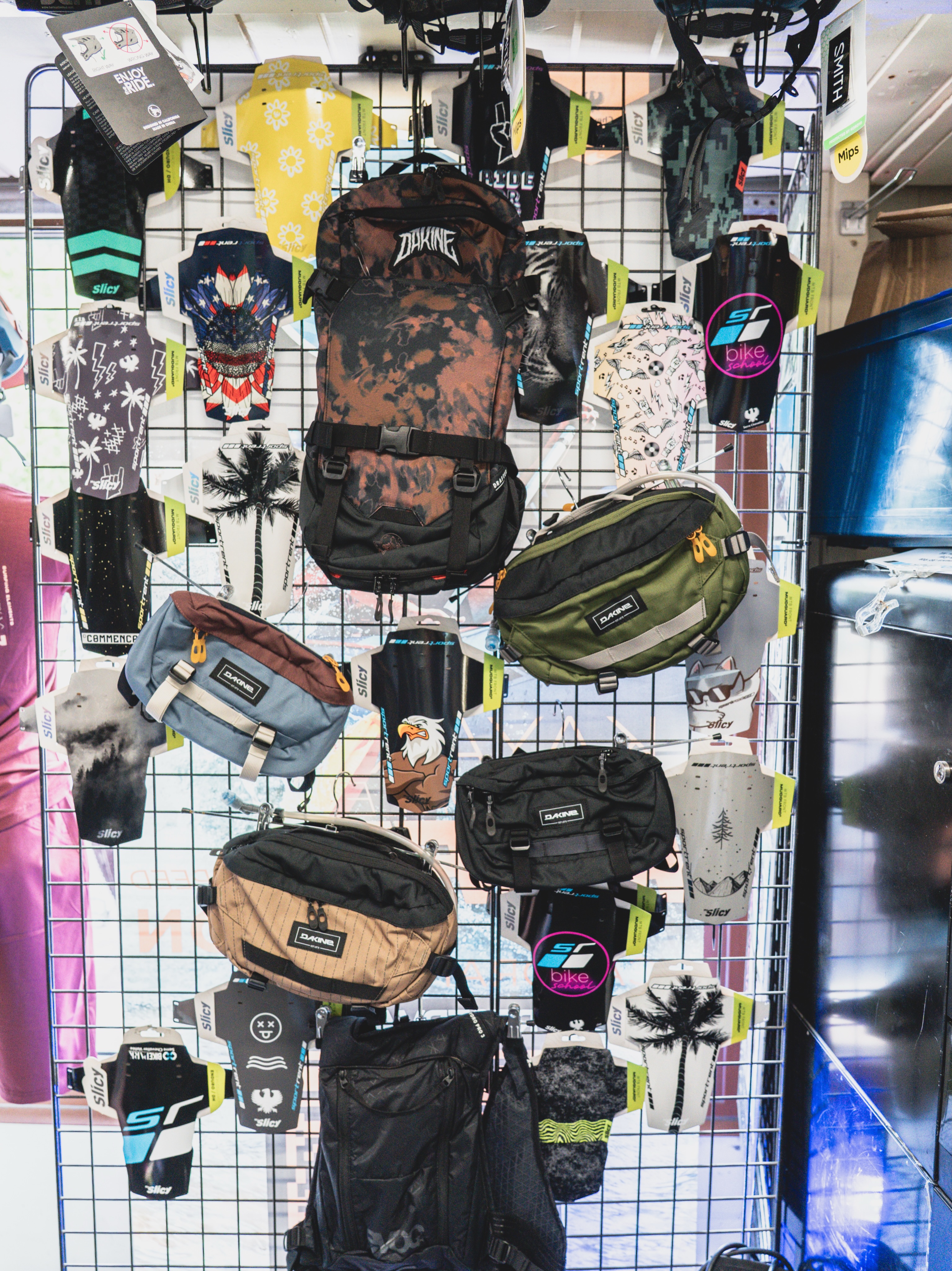 💦 À la recherche d’un garde-boue ?
Protégez-vous de la boue, des projections et des sentiers humides avec les garde-boue Slicy !
Légers, résistants et faciles à installer, ils sont disponibles dans plusieurs designs pour personnaliser votre vélo tout en gardant votre vision bien dégagée sur les sentiers.
📍 À retrouver dans nos boutiques Sportrent de Serre Chevalier.
#Sportrent #SerreChevalier #Slicy #MTB #VTT