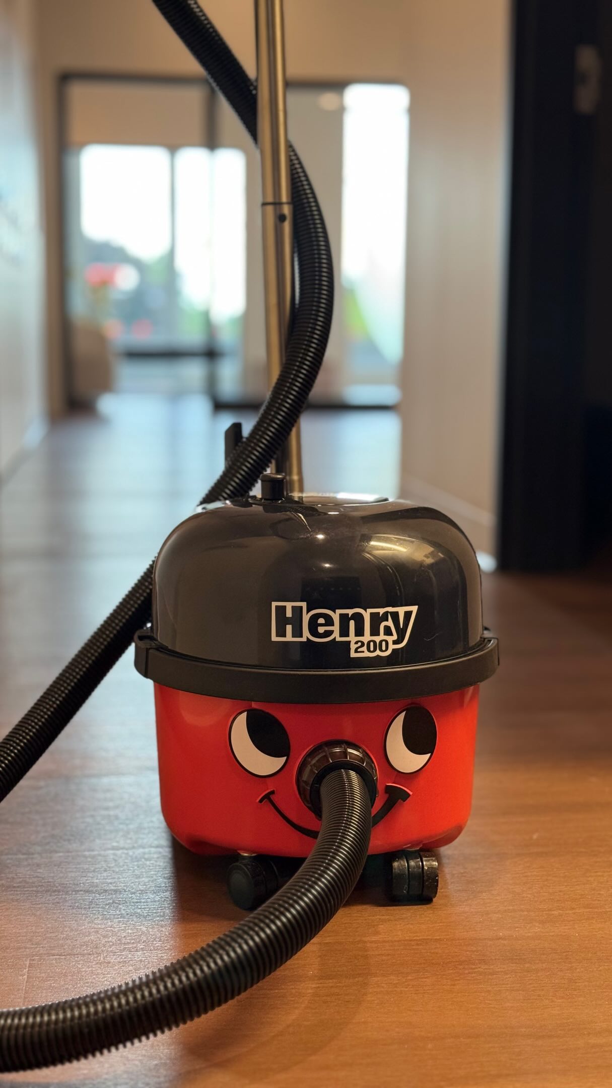 Can you count how many times I frowned at the instructions? 😂
#unboxing #henryvacuum #physioclinic #clinicowner
