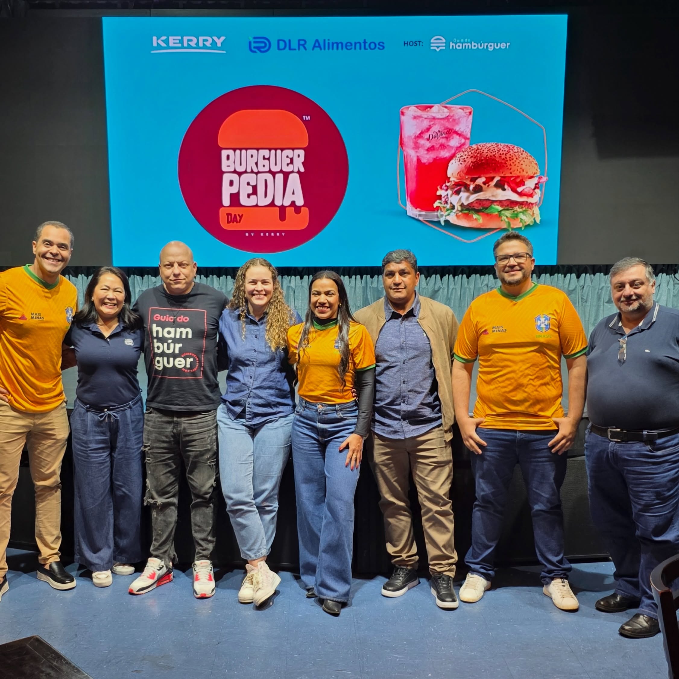 Ontem foi dia de aprender com quem é referência no mercado! 🍔🔥
A convite da @dlralimentos , o Fábio e parte do time da Mais Minas participaram do Burguerpedia Day, realizado no Hard Rock Café Curitiba, um encontro que reuniu profissionais do food service para compartilhar tendências, inovação e estratégias para o setor.
Um dos grandes destaques foi a palestra de Marcos Vigorito, do Guia do Hambúrguer, que trouxe insights valiosos sobre o mercado, comportamento do consumidor e os caminhos para quem busca crescer e se destacar no segmento.
Agradecemos à @dlralimentos pelo convite e pela oportunidade de participar de um evento tão rico em conteúdo. Seguimos investindo em conhecimento para levar ainda mais valor aos nossos clientes e parceiros. 💙🚀
@guiadohamburguer
#MaisMinas #BurguerpediaDay #FoodService #GuiaDoHambúrguer