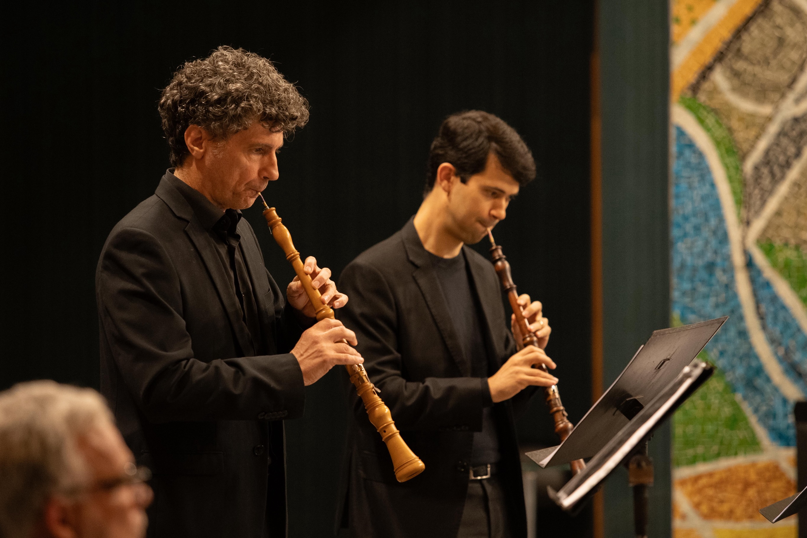 NOSSO CONCERTO ONTEM — Na Igreja Universitária Cristo Mestre (PUCRS), a Bach Society Brasil apresentou “Jesus, Alegria dos Homens”: a cantata BWV 147 de J. S. Bach na íntegra, ao lado de obras de Telemann e Vivaldi, pelo Ensemble Bach Brasil sob direção de Fernando Cordella.
Obrigado a todos que estiveram na plateia — esse encontro com a música de Bach em instrumentos de época é o que dá sentido ao nosso trabalho.
Próximo concerto: 20 de julho, “Armonia e Invenzione”, dedicado a Vivaldi. Em breve, mais informações.
Gratidão especial aos patrocinadores Hertz Farmacêutica e Blueville, parceiros essenciais desta realização.
Fernando Cordella @cordellafernando, cravo e direção
Maria Carla Pino @mariacarlapinosoprano (Brasil/Alemanha), soprano
Diana Danieli @diana_danieli_, contralto
Aníbal Mancini @anibalmancini (RJ), tenor
Daniel Germano @odanielgermano, baixo
Bruno Lourensetto @brunolourensetto, trompete barroco
Giovani dos Santos @giobaroque, violino barroco
Márcio Cecconello @cecconello.marcio, violino barroco
Letizia Roa @laetitiaroa, violino barroco
Vinícius Nogueira @vinigueira1, violino barroco
Renata Bernardino @renatabernardino, violino barroco
João Senna @joaosennaviola, viola
Marlise Goidanich @marlisegoidanich, violoncelo
Pablo Schinke @pablo.schinke, violoncelo
Ezequiel de Paula @ezequielmdepaula, violone
Michele Favaro (Itália), oboé barroco
Érico Marques @ericomarquesoboe, oboé
Andiara Mumbach @andiaramumbach, soprano
Rodrigo Bloch @rodrigorbloch, contratenor
Alexandre Kreismann @kreismannalexandre, tenor
Mauro Pontes @mauropontescardio, baixo
Projeto: Luz e Sombra: A Estética Barroca em Música
Realização: Sociedade Bach Brasil
Patrocínio: Hertz Farmacêutica e Blueville
Apoio: PUCRS Cultura, Goethe Institut, Instituto Ecossis, EROICA e Badermann Arquitetos Associados
Produção Cultural: Conecta Cultura
Comunicação: EROICA
Financiamento: PRÓ-CULTURA, Governo do Estado do Rio Grande do Sul, por meio da Secretaria de Estado da Cultura
#proculturars e @sedac_rs #bachbrasil #bachsocieybrasil #blueville @pastoralpucrs @pucrscultura
