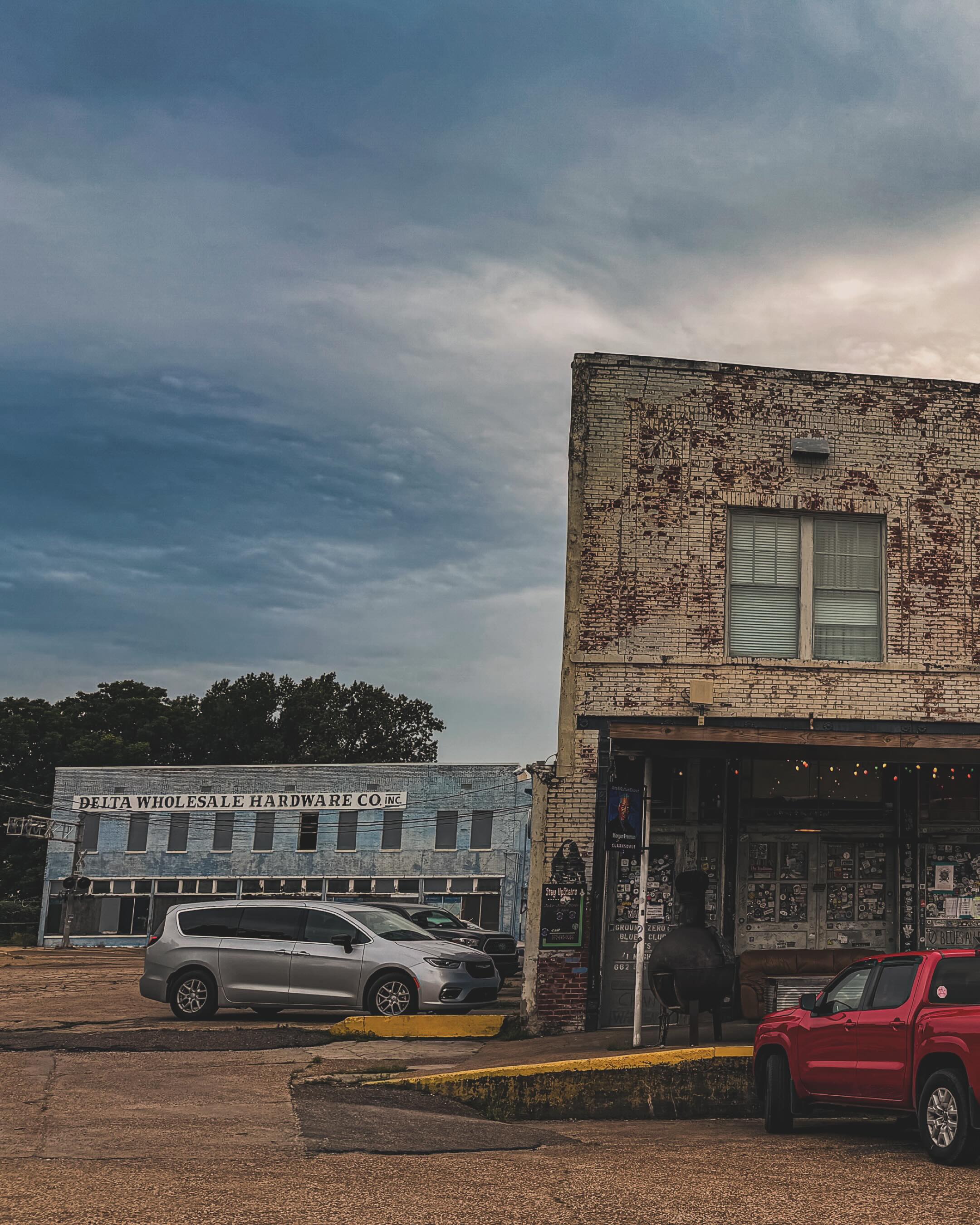 Sean ‘Bad’ Apple takes the stage at 8:00 pm inside this very building.
Come on in & he’ll play some blues for you. 😉😎
#live #blues #music #friday #groundzerobluesclub