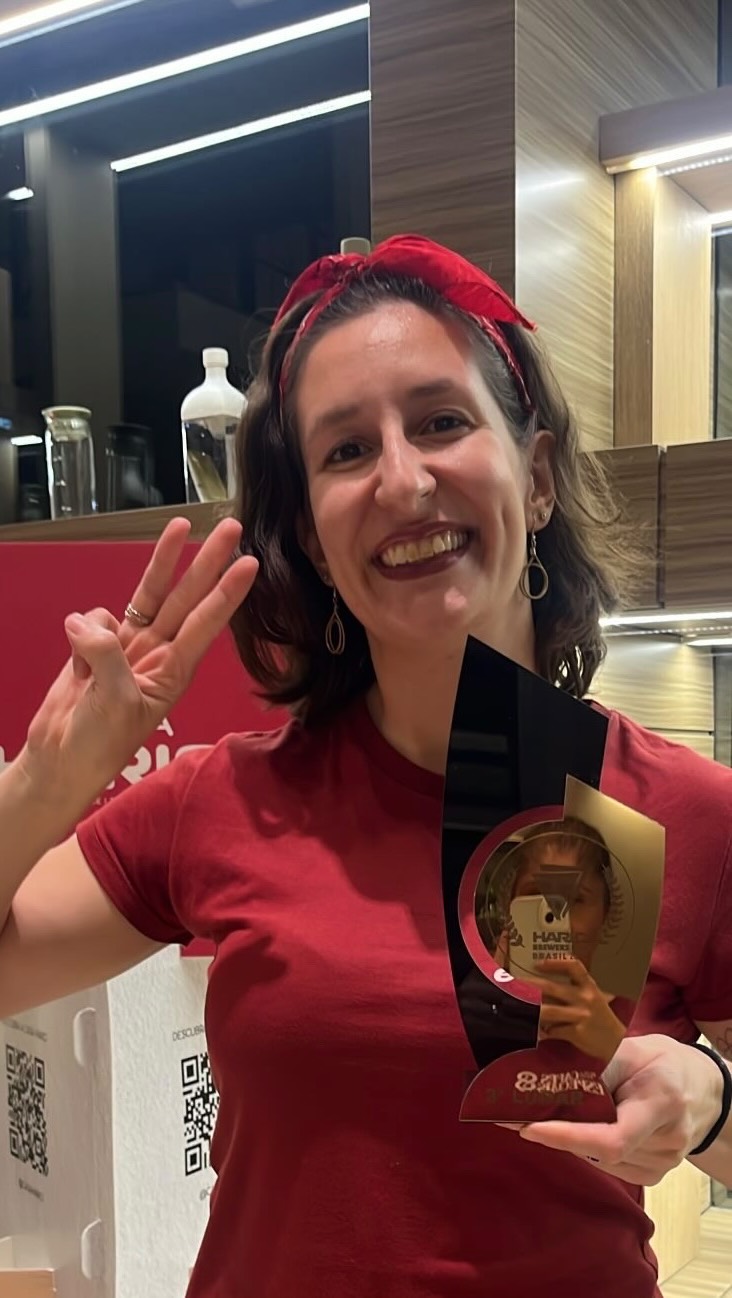 🥉 O PÓDIO É NOSSO! A PATRÍCIA É TOP 3 DA COPA HARIO! ☕️🎉
O resultado oficial saiu e o coração transborda de orgulho!
A nossa barista @patiherce subiu ao pódio e conquistou o 3º lugar na grande final da Copa Hario! 🏆✨
Disputar um campeonato desse nível e trazer esse troféu para a nossa região é uma conquista gigantesca para todo o nosso cenário de cafés especiais. Patrícia, você fez história! Sua dedicação, técnica e paixão pelo café especial inspiram todos nós.
Obrigado a cada um que torceu, vibrou e mandou energias positivas nessa jornada. Esse troféu também é de toda a nossa comunidade!
Deixe aqui nos comentários o seu parabéns para a nossa campeã! 👇❤️🇧🇷