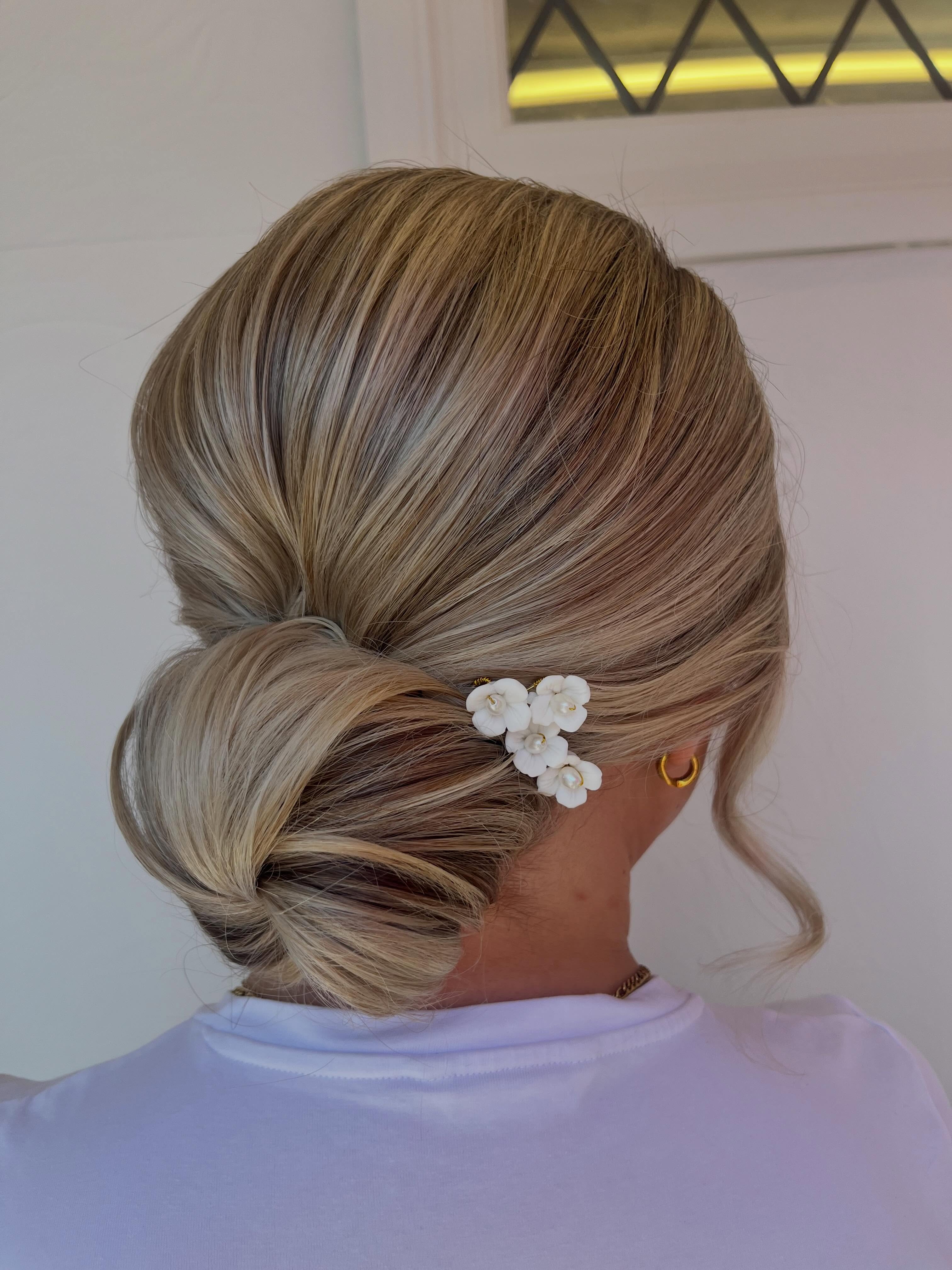 Itâs too hot. Letâs get the hair up and out the way where itâs going to stay neat and tidy all day
#weddinghairleicestershire #leicesterweddinghair #bridalhair #bridebun #weddinghairnottingham