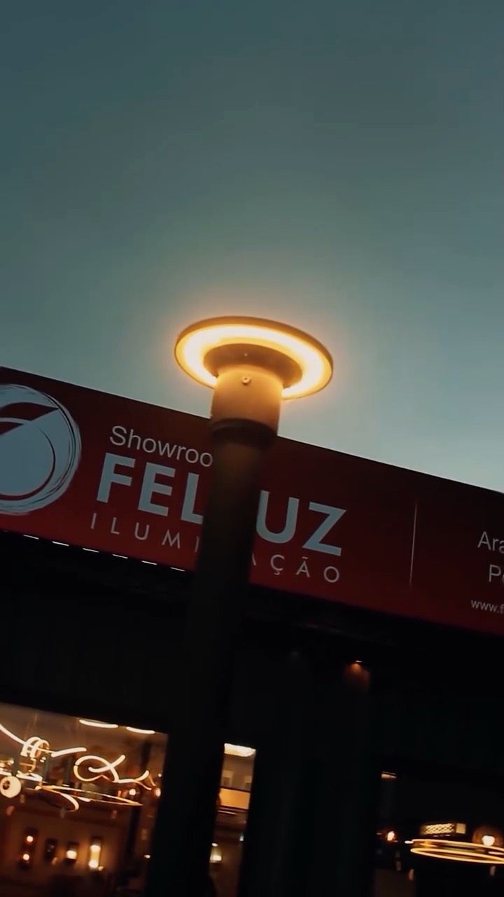 Você já conhece o novo showroom da Felluz? 💡
Vamos apresenta para você um espaço pensado para inspirar arquitetos, designers, construtoras e todos que buscam iluminação de alto padrão para transformar seus projetos.
Aqui você encontra peças que unem design, qualidade, durabilidade e a possibilidade de personalização, tudo desenvolvido por uma indústria que há mais de 25 anos ilumina ambientes com excelência.
Cada detalhe do nosso showroom foi preparado para que você possa conhecer de perto os acabamentos, materiais e soluções que fazem da Felluz uma referência em iluminação.
Agradecemos ao Lucas Filho por apresentar um pouco da nossa história e por fazer parte deste momento tão especial.
📍 Agora o convite é para você: venha conhecer o showroom da Felluz, tomar um café conosco e descobrir como a iluminação certa pode transformar qualquer ambiente.
Esperamos por você! ✨
📍 Ac. Auto Estrada, 602 - Osório (próximo aos Doces Maquine)
📞(51) 99366-0504
#Felluz #ShowroomFelluz #LucasFilho #Iluminação #Arquitetura #DesignDeInteriores #Construção #Decoração #IluminaçãoExterna #indústriabrasileira